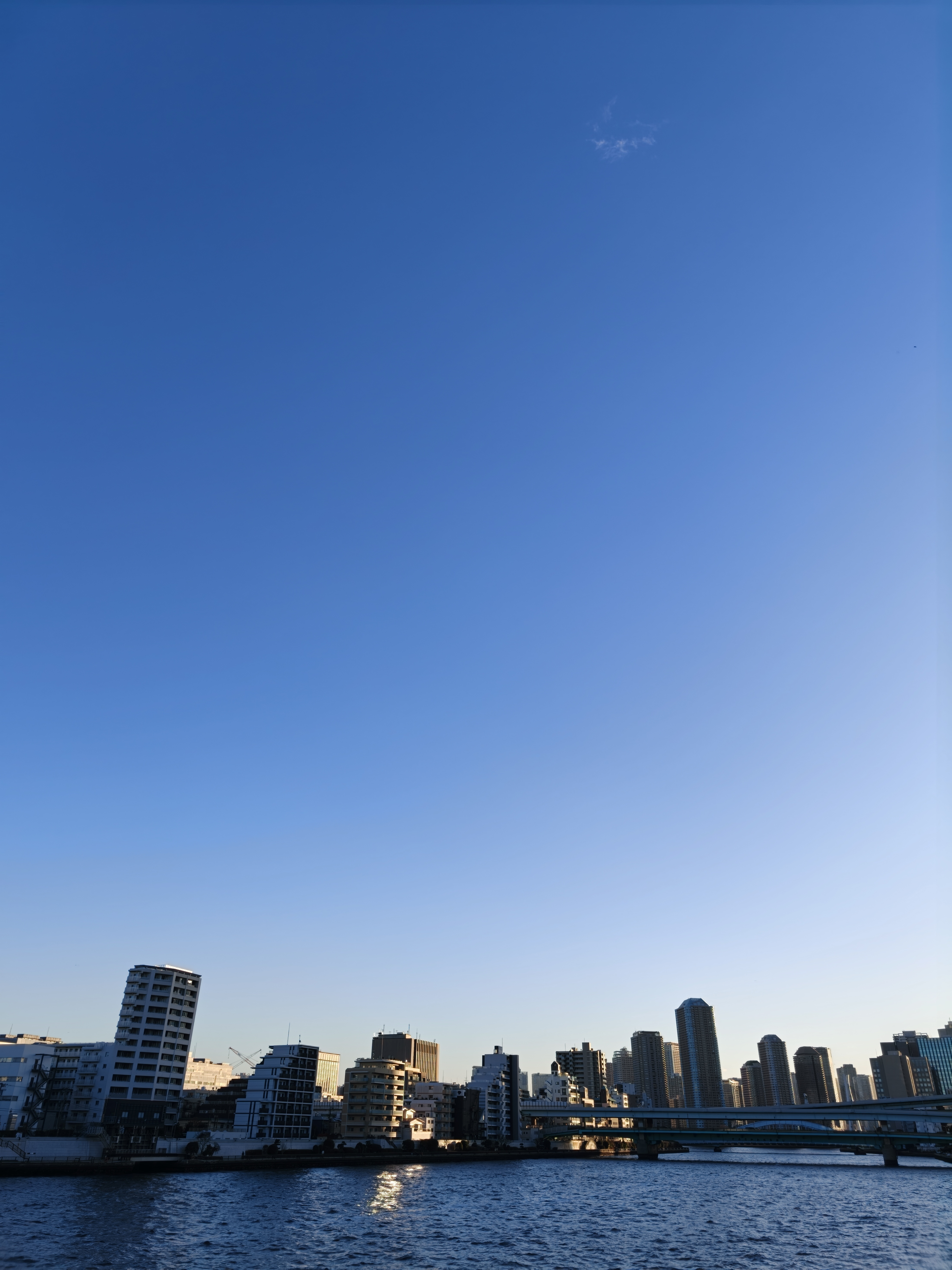 澄み切った青空の感じがいい。水面の描写もしっかりとしている