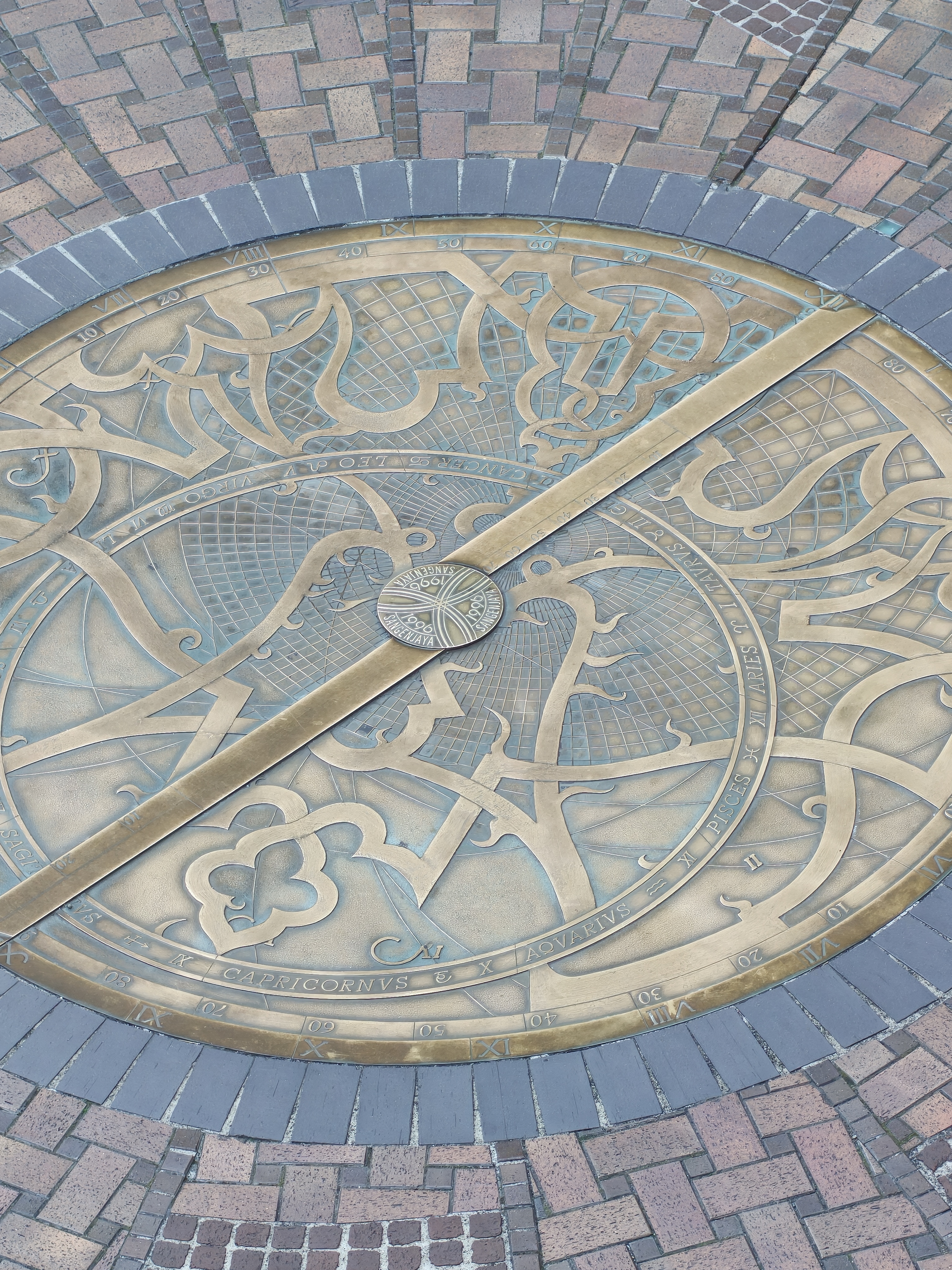 望遠カメラは端正な写りをしてくれる。路面に埋め込まれたモニュメントのディテール再現が素晴らしい