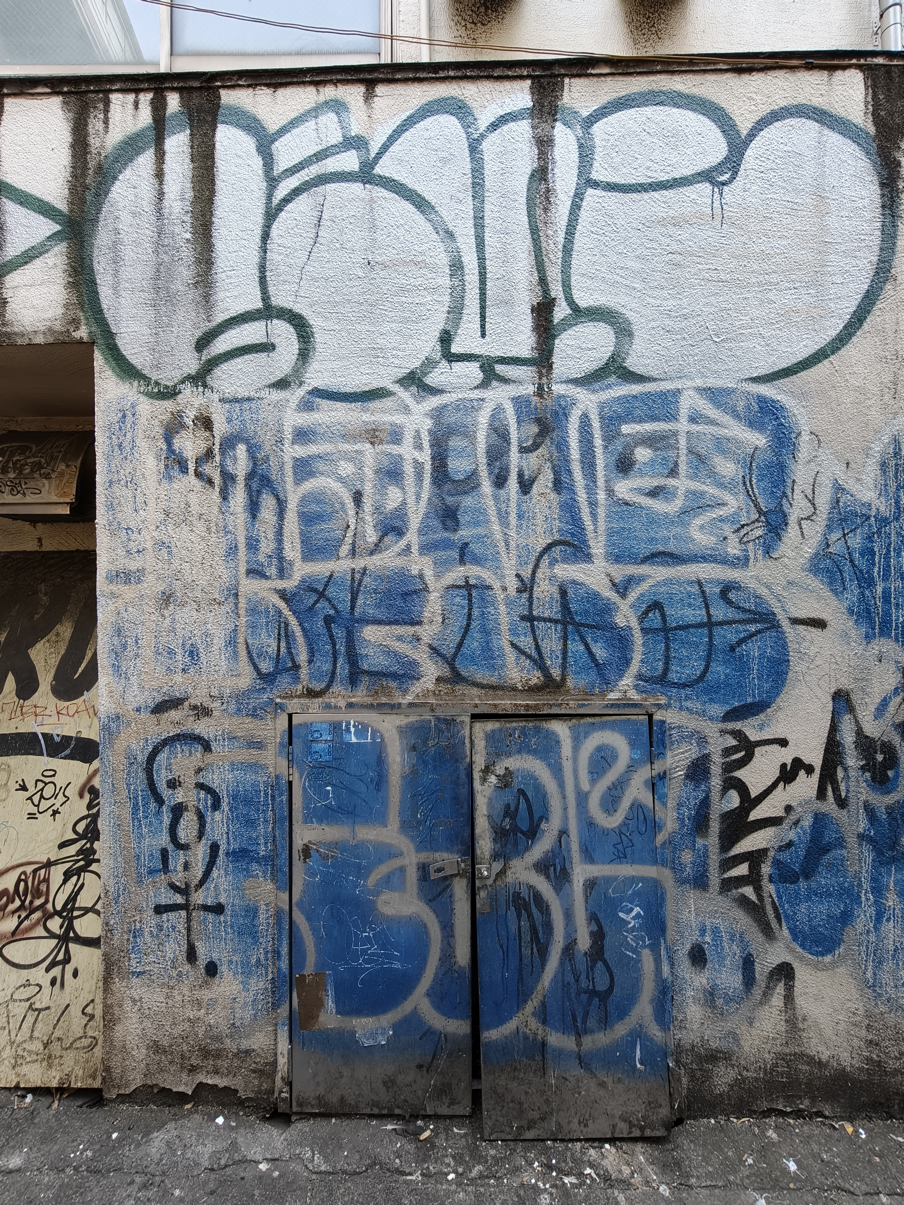 路地裏のグラフィティ。壁の質感と色再現性が実にいい。薄曇りの日中で日陰という条件だったがイメージどおりに写ってくれた