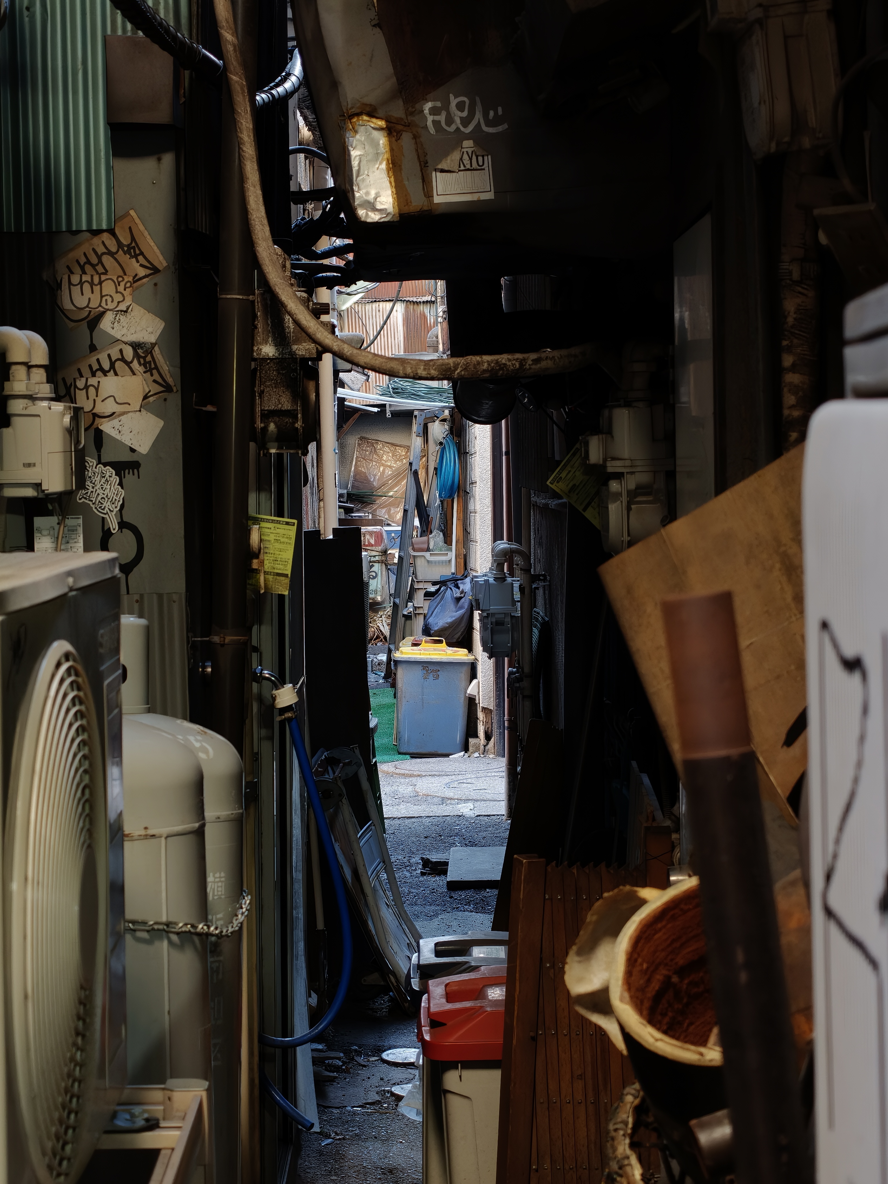 OPPO「Find X9」はなかなか持ちやすい端末だと感じた。カメラ部のデザインも精悍になりスタイリッシュだ。カメラ起動も速く、歩きながらの撮影も快適である