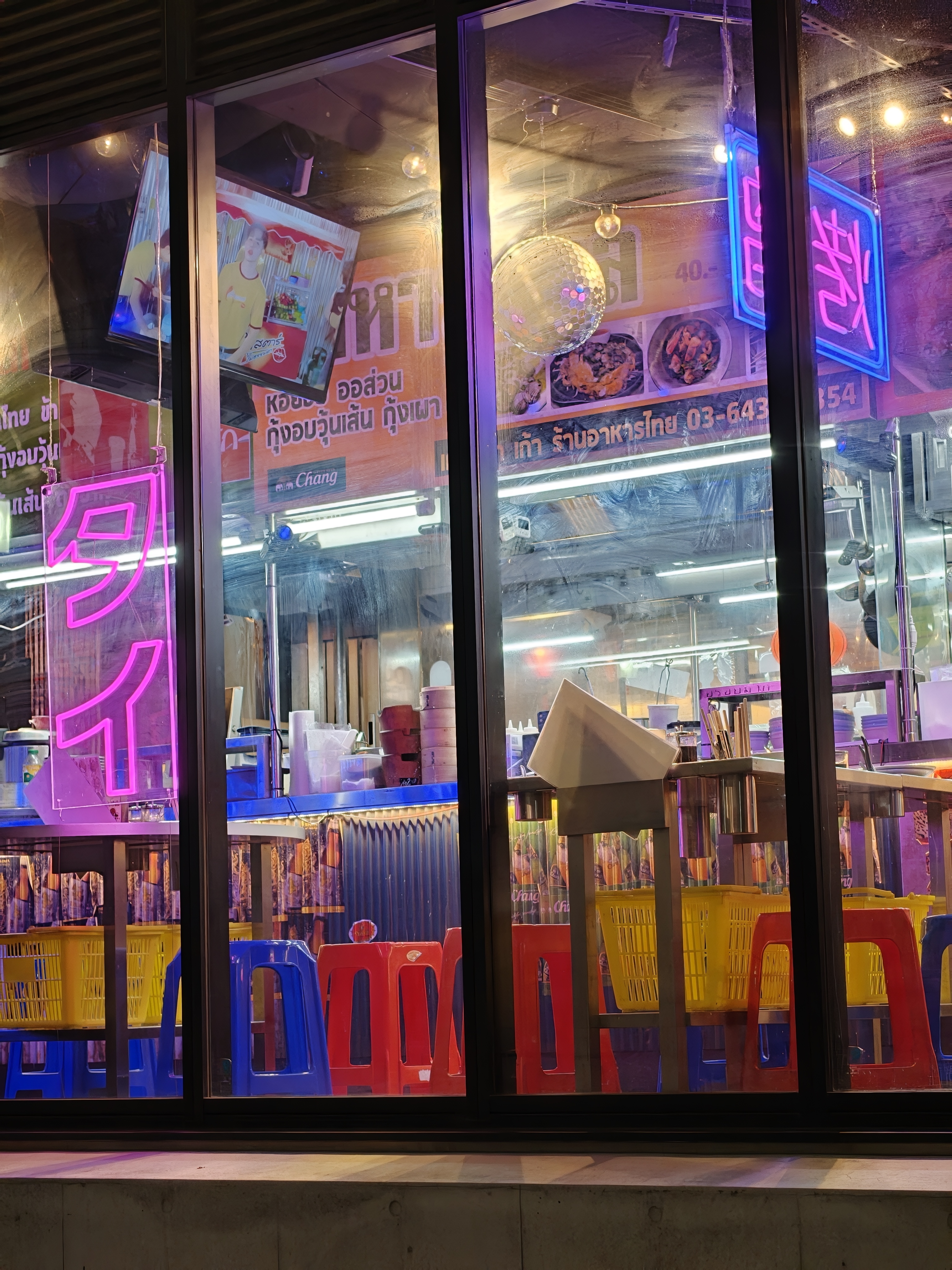 さまざまな光源が混じる夜の店先。スペクトルセンサーのおかげで、見た目に近くカラフルなイメージで撮影することができた