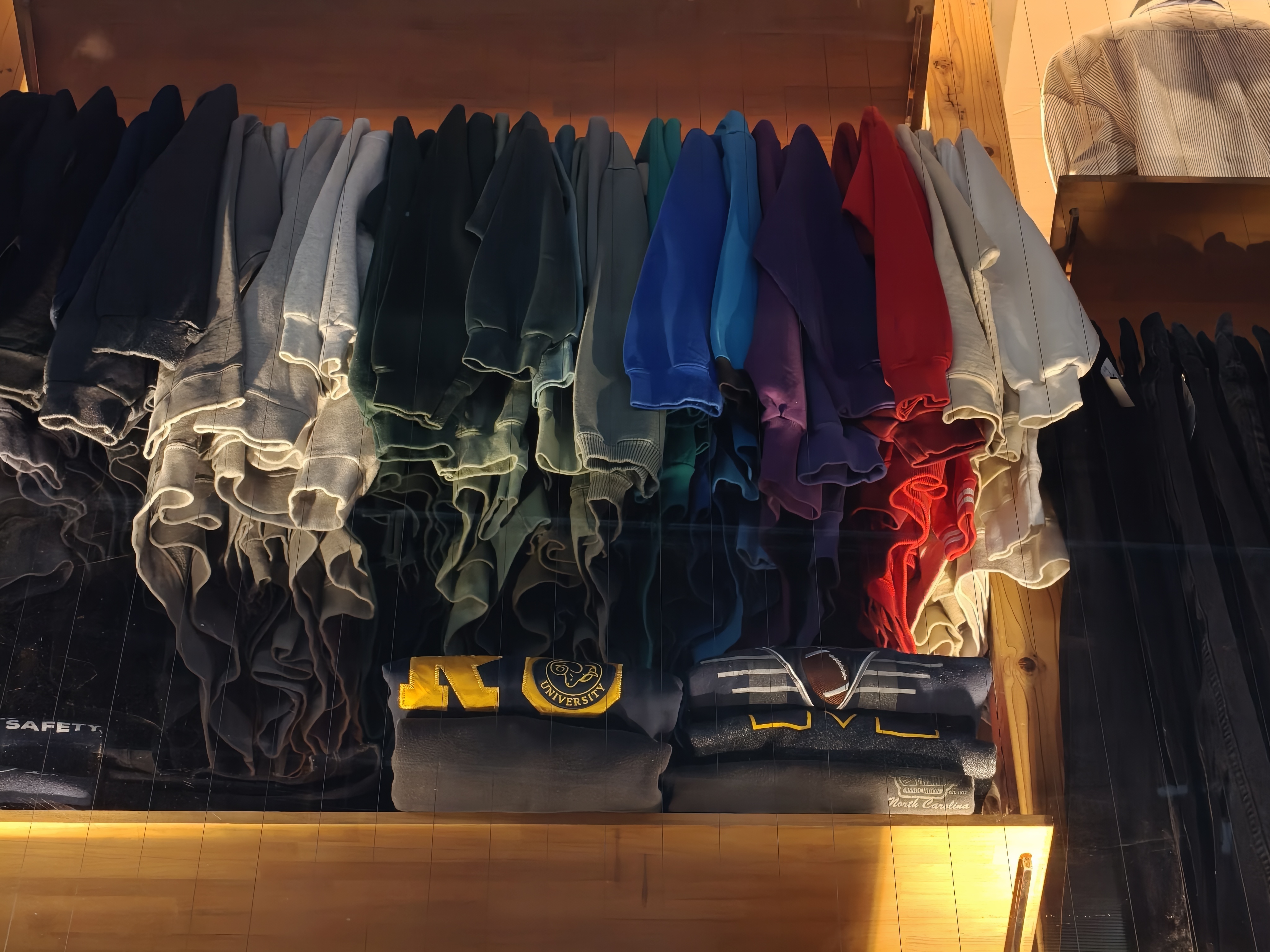 夜景モードでの仕上がりも上々だ。店頭に陳列されたスウェットの質感が素晴らしい。また色合いも気に入った