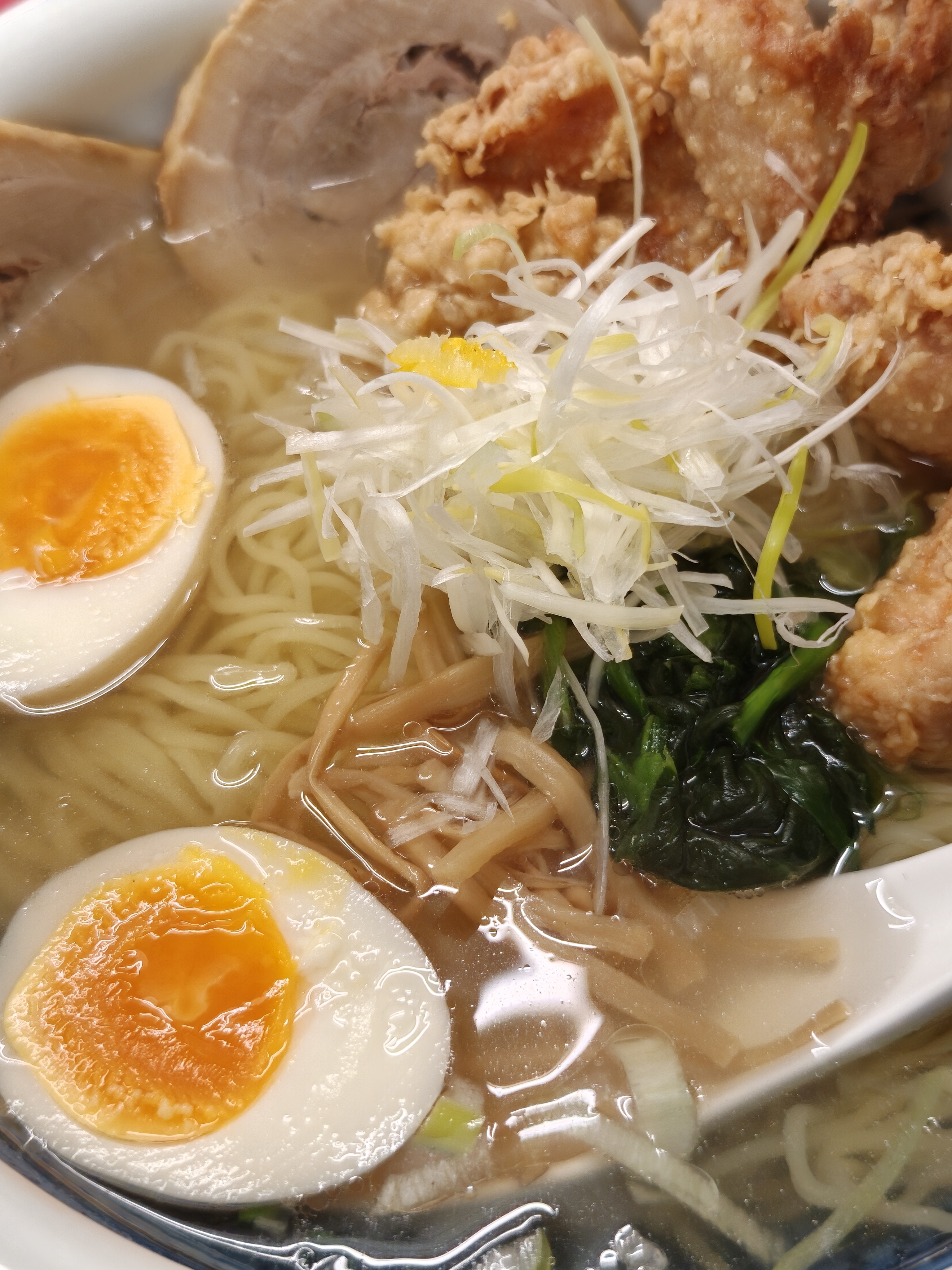 撮影中、寒いのでラーメン店に入った。運ばれてきたラーメンを撮ったが、近接撮影能力の高さとホワイトバランスの正確さに驚かされた