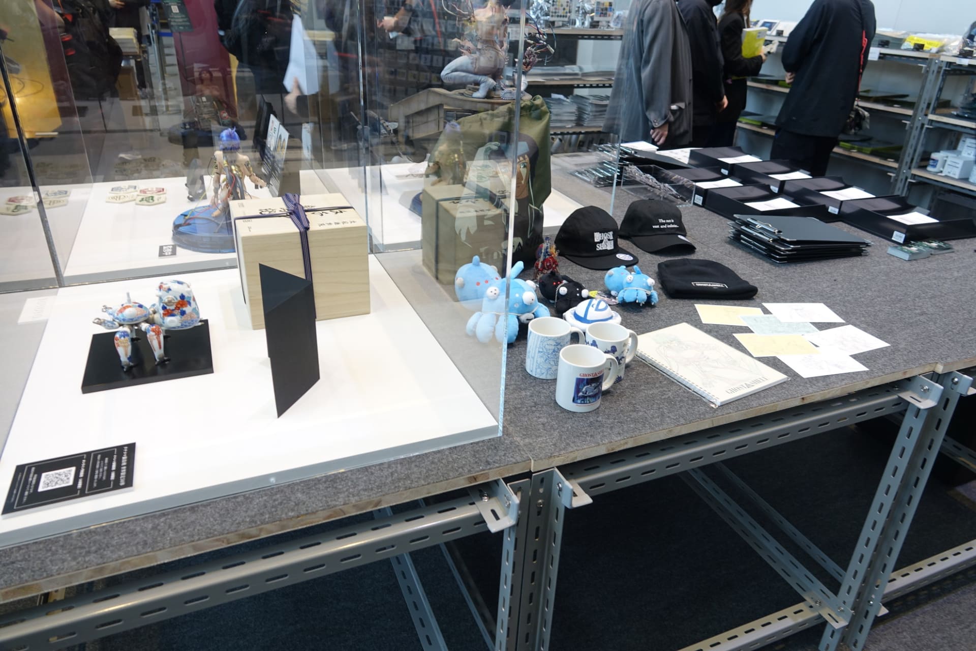 さまざまなグッズが販売されるショップ。150を超える商品を取り揃える