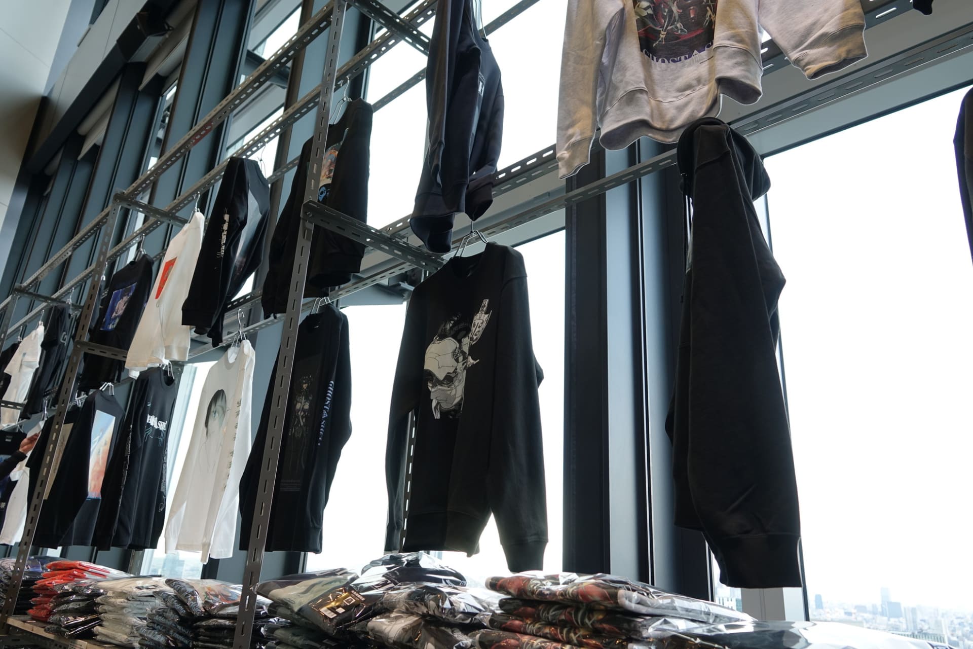 さまざまなグッズが販売されるショップ。150を超える商品を取り揃える