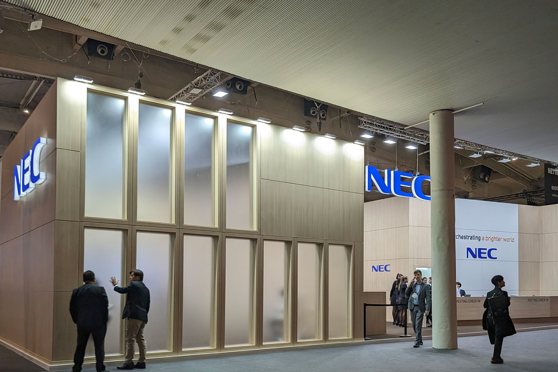 モバイル分野での世界最大の展示会であるMWCでのNECブース