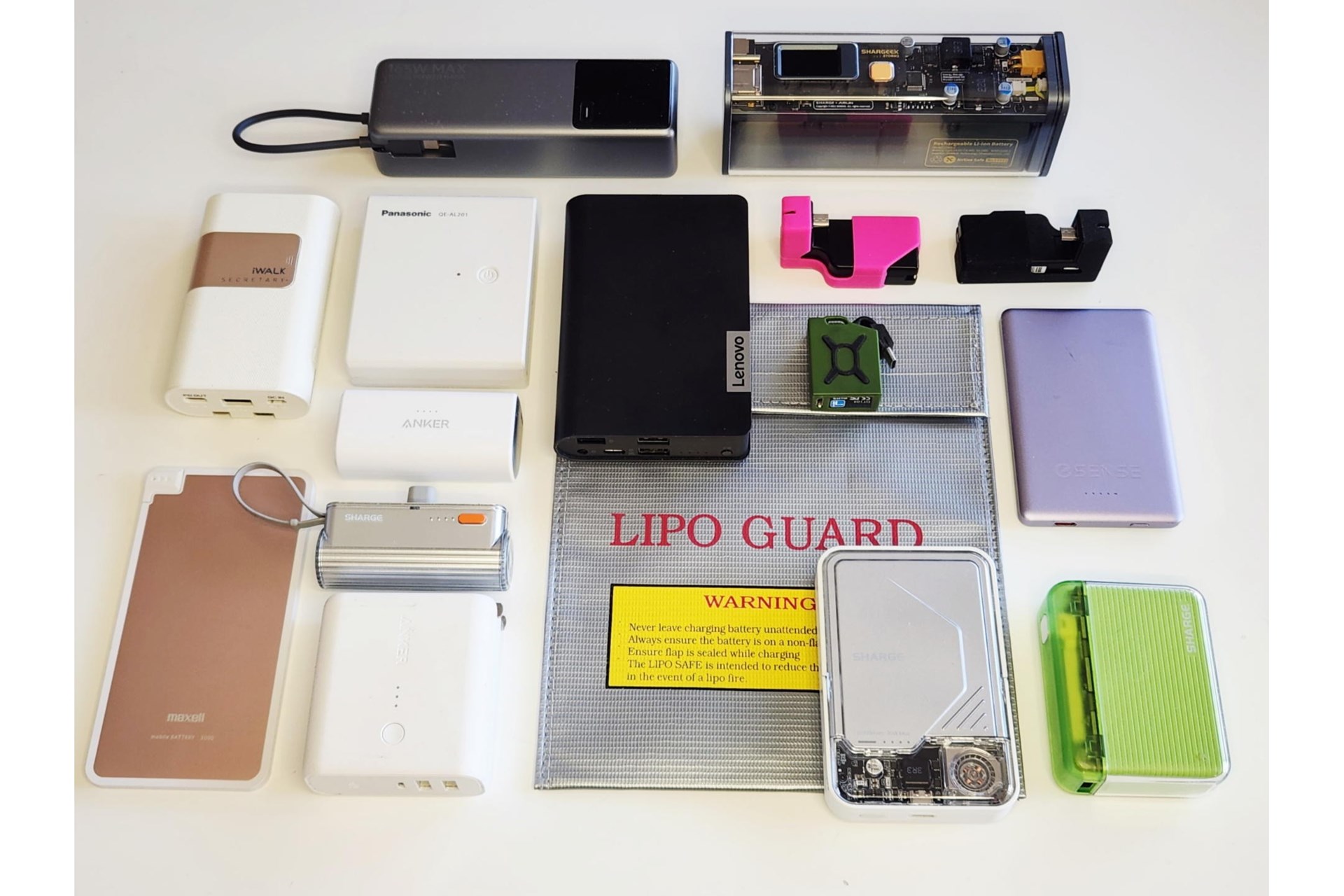 筆者の手元にあった多種多様なモバイルバッテリー群