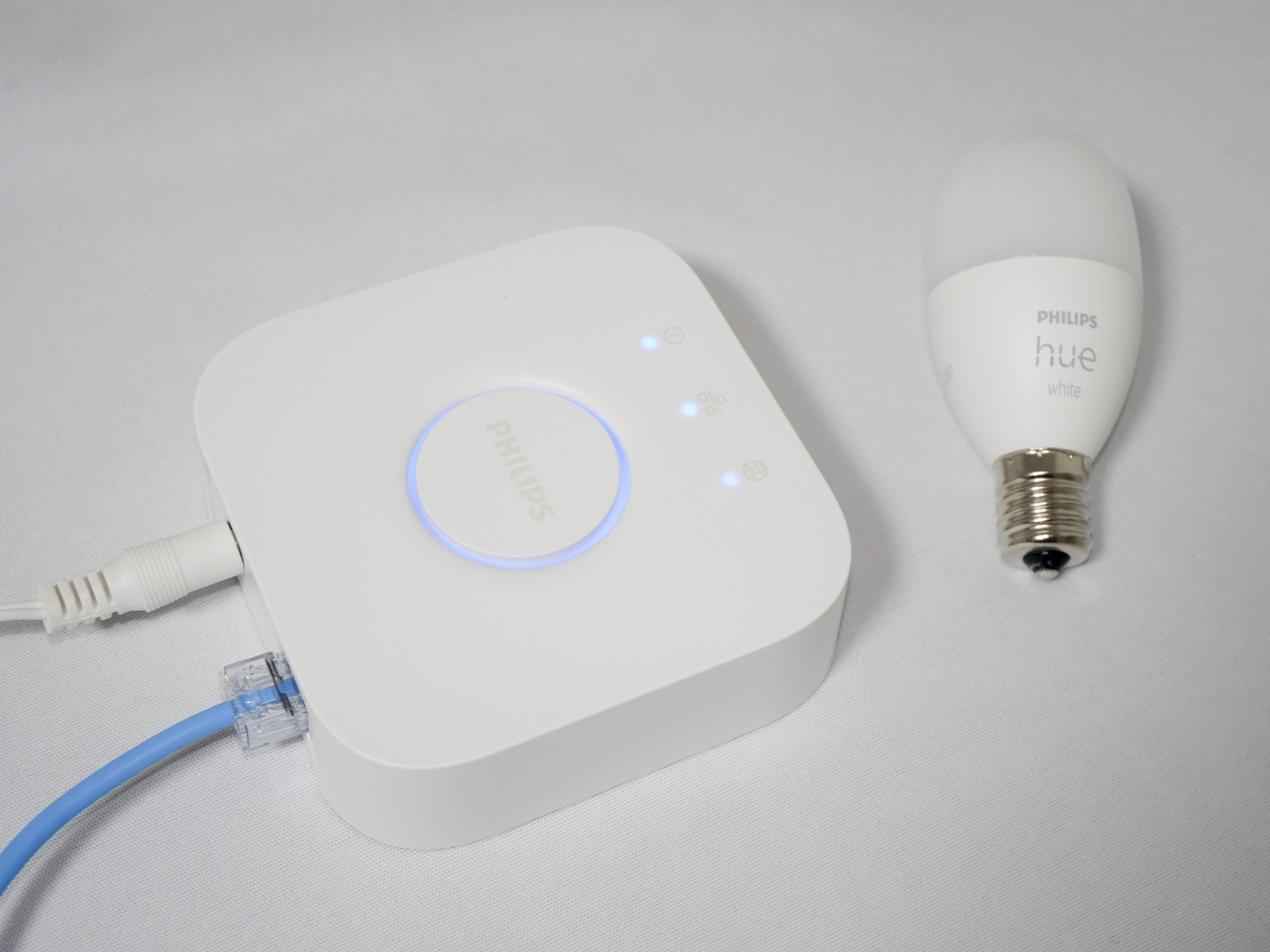Philips Hueのスマート電球は、写真の「ブリッジ」に接続することで複数の電球を同時にコントロールできるようになる