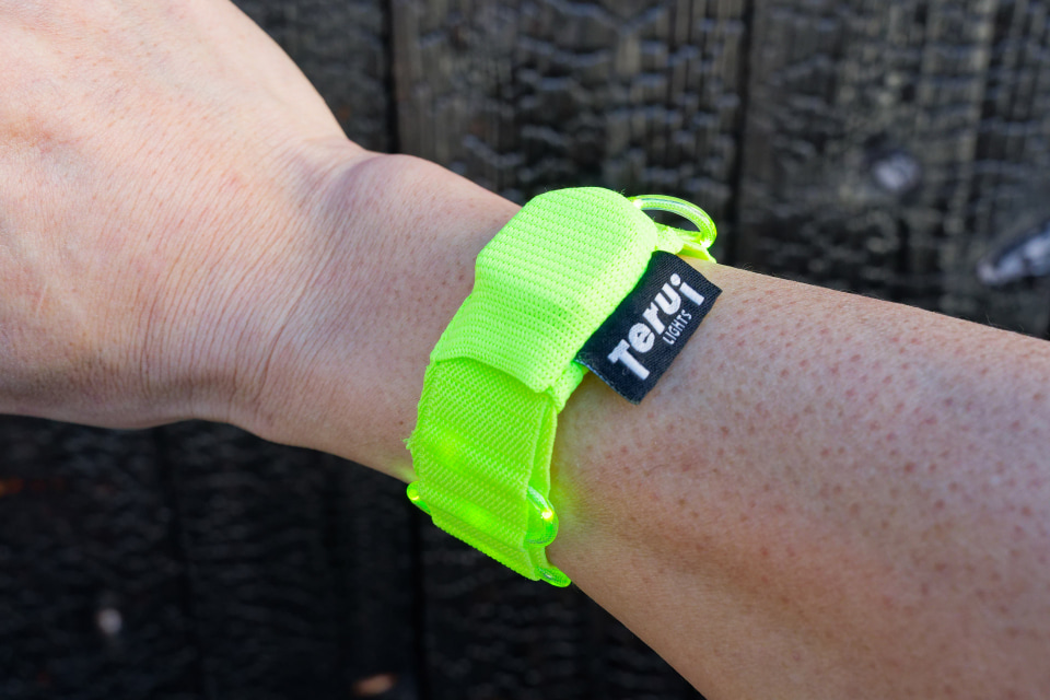 汚れたら洗えて、自分も見やすくて安心！ なリストバンド型軽量