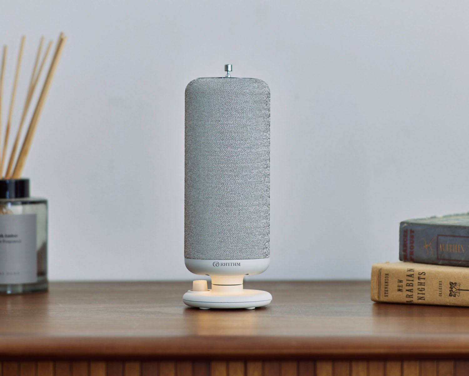 CRANKSPEAKERは筒状のBluetoothスピーカーで、基本的に立てて使う。大きさは、高さ195×幅72×奥行78mm。重さは約450g。コンパクトで軽量なので容易に持ち運べる。