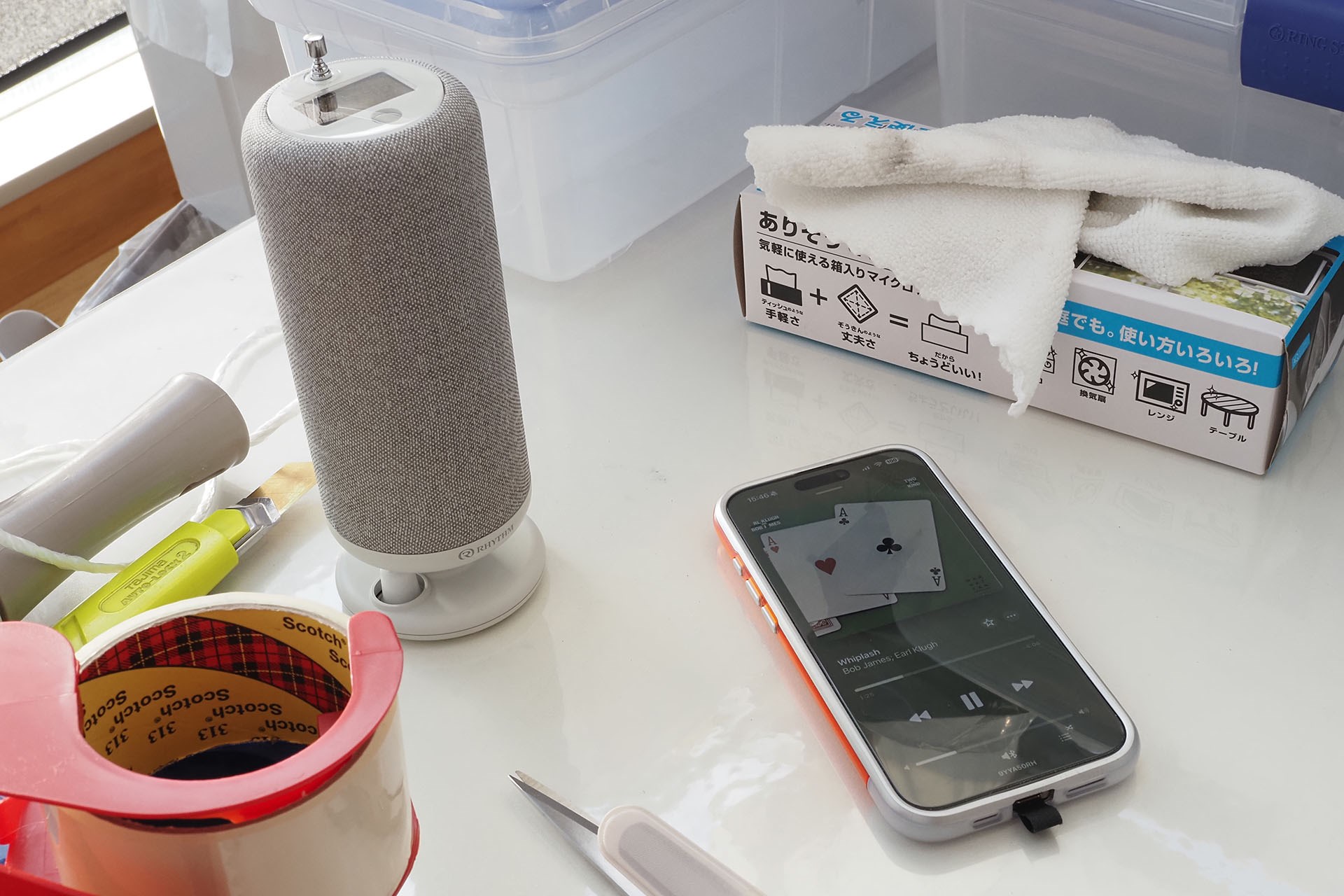 片づけ中にCRANKSPEAKERで音楽を流すの図。けっこうな大音量を発生するが、ボリュームを上げても音割れしにくいのがイイ。ただしハイファイな高音質ってイメージではなく、BGM用スピーカーという感じ。