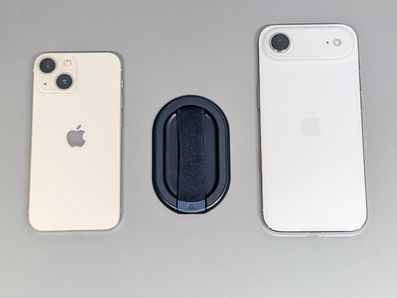 大きさの比較。小柄なiPhone 13 mini（左）はもちろんiPhone Air（右）などにも幅広く対応する