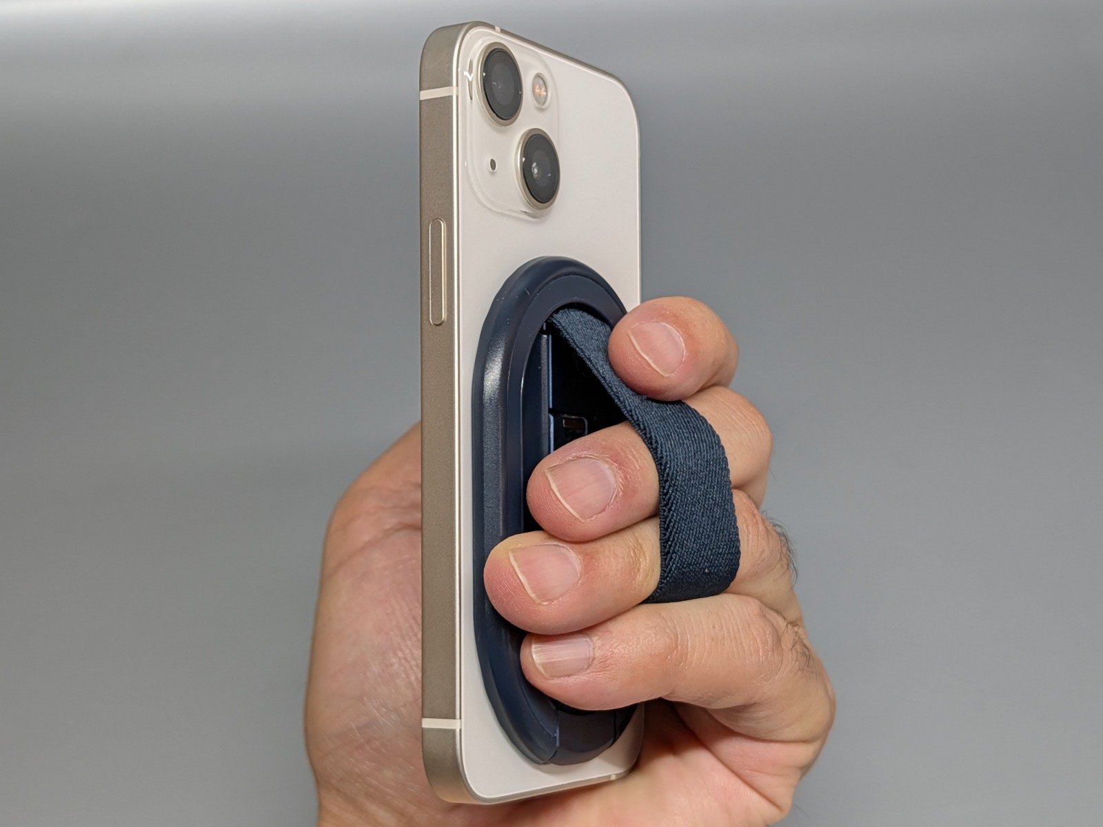iPhone 13 miniに装着したところ。一部製品のようにボディからはみ出ることもない