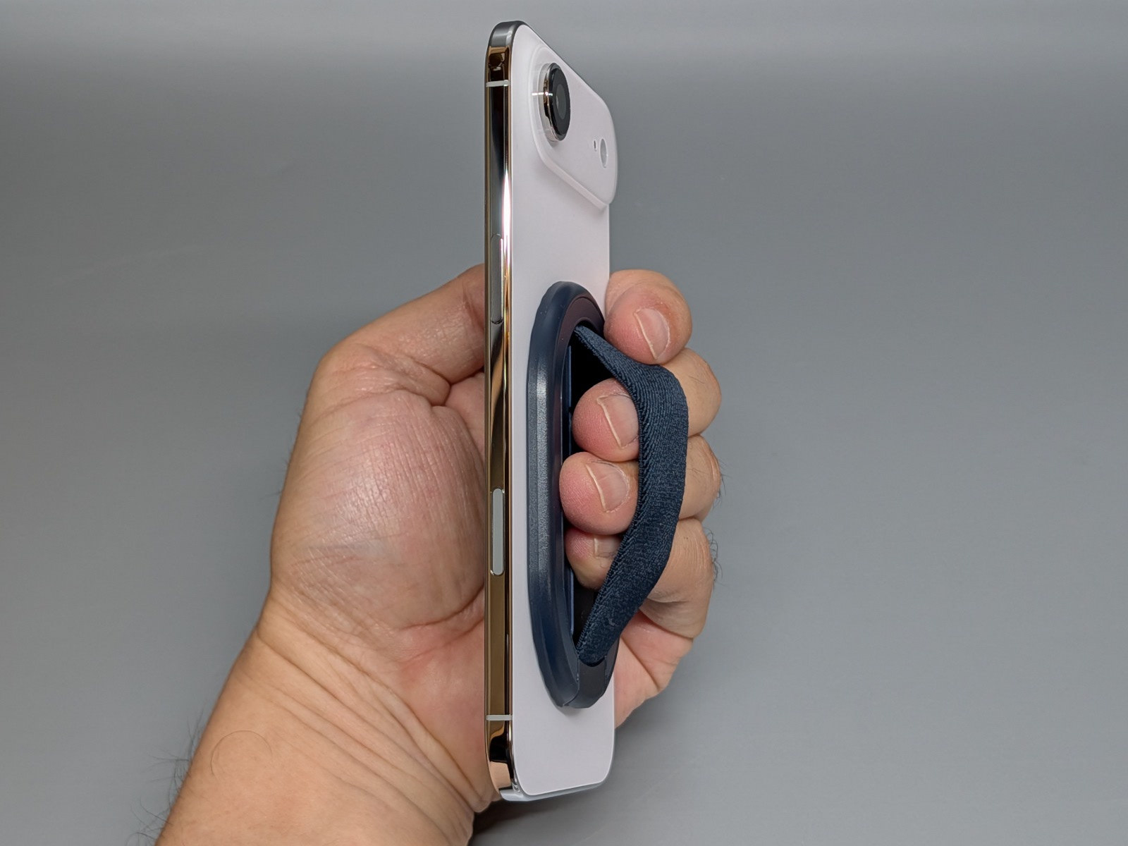 iPhone Airに装着したところ。薄型ボディとの相性はよい