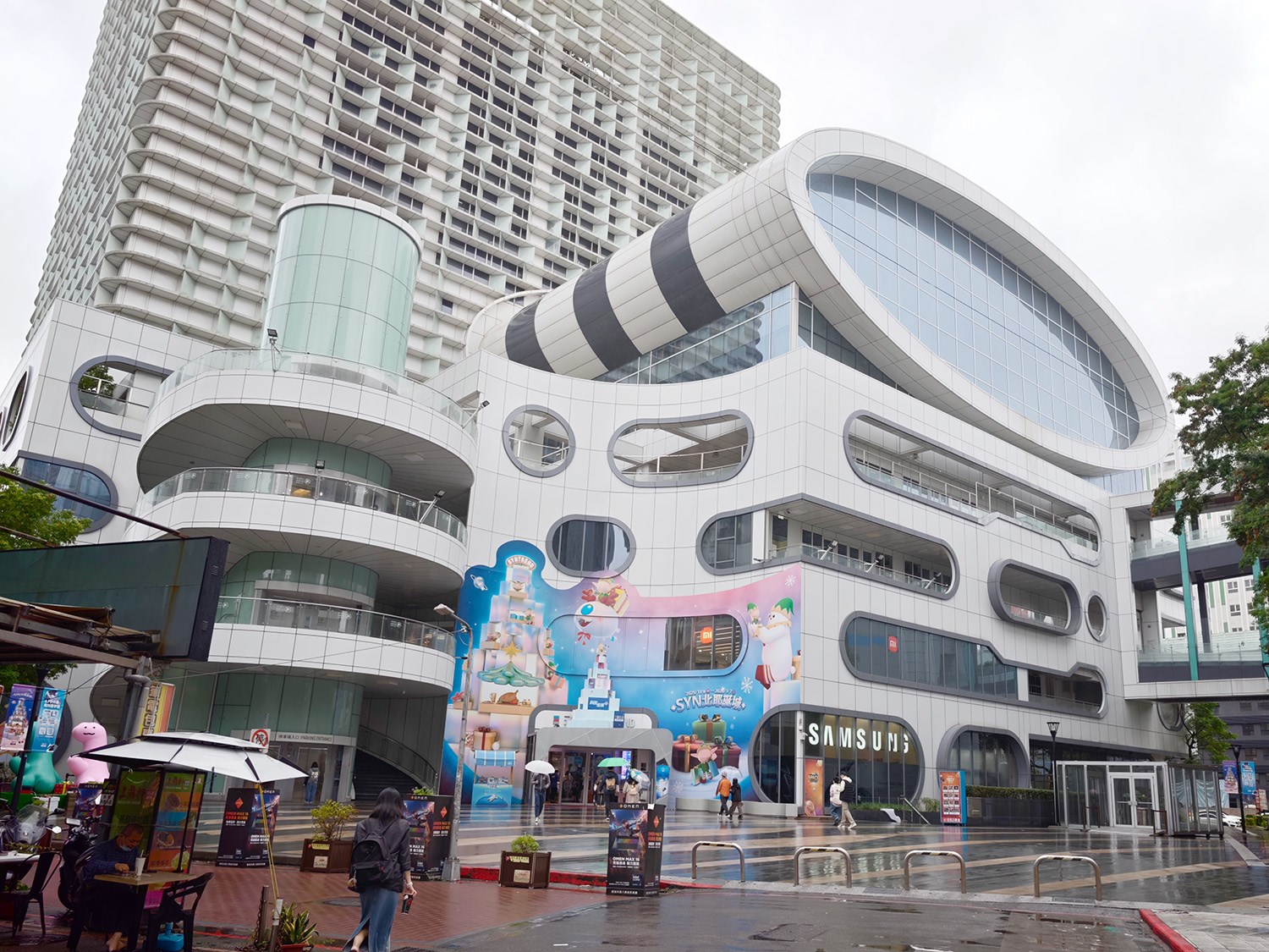 小雨模様の中、三創を訪問