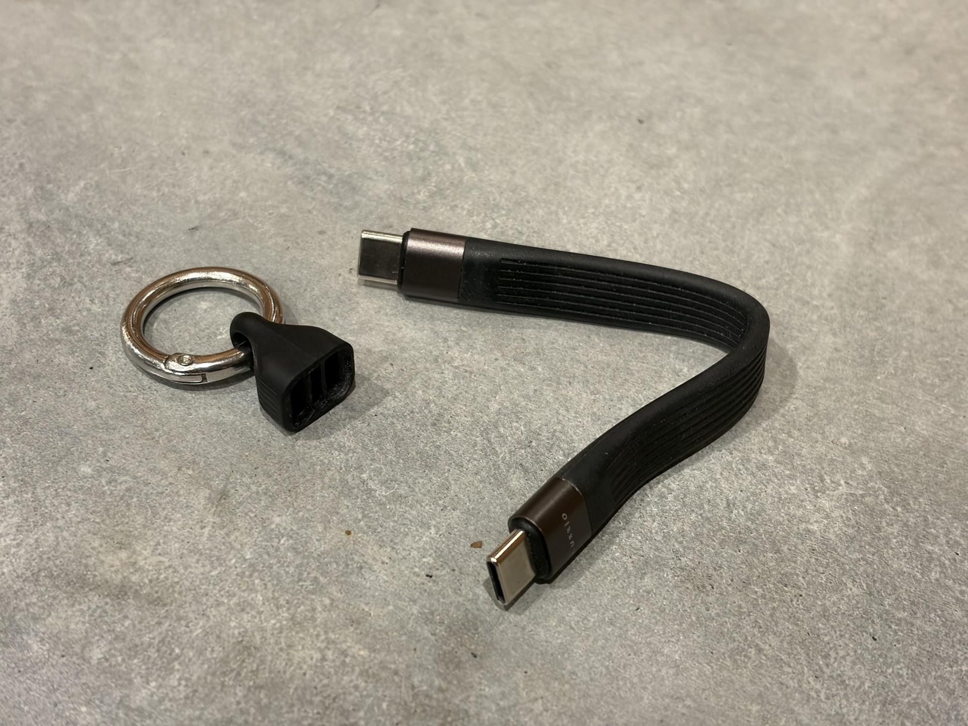 キャップから外すと短いUSBケーブルとして利用可能