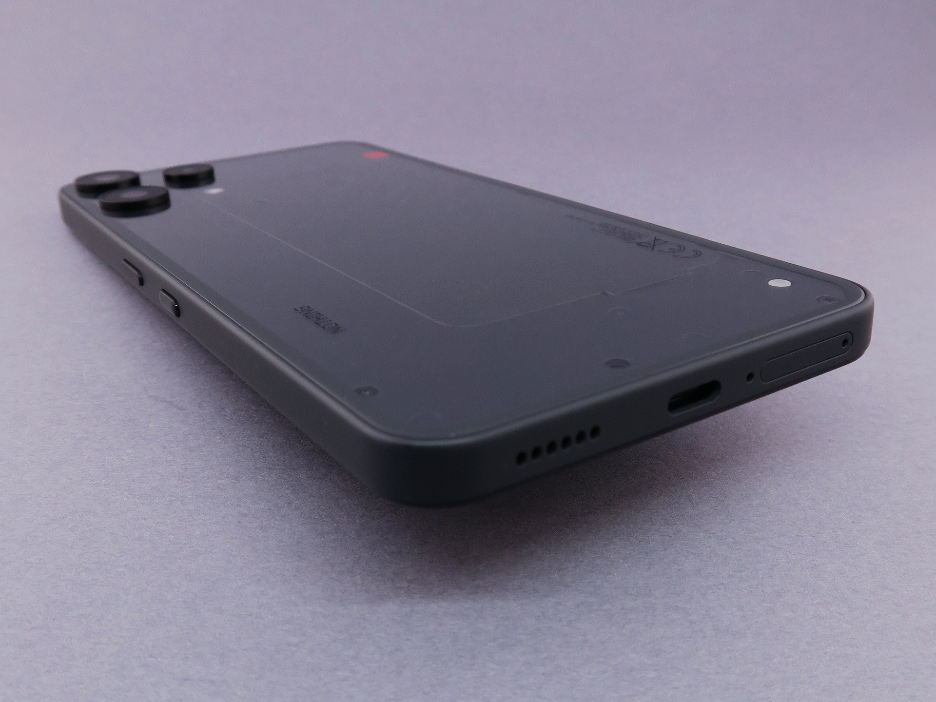 本体下部にはUSB Type-C外部接続端子、隣にピンで取り出すタイプのSIMカードスロットを備える
