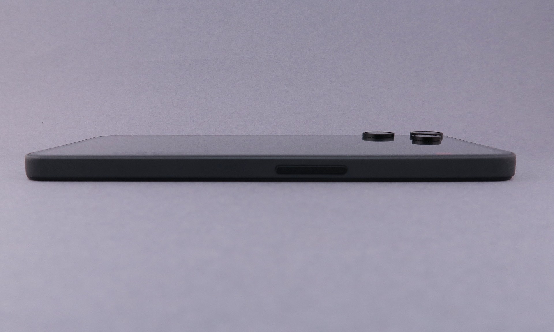 左側面はシーソー式の音量キーを備える。カメラ部の突起は実測で約1.9mm