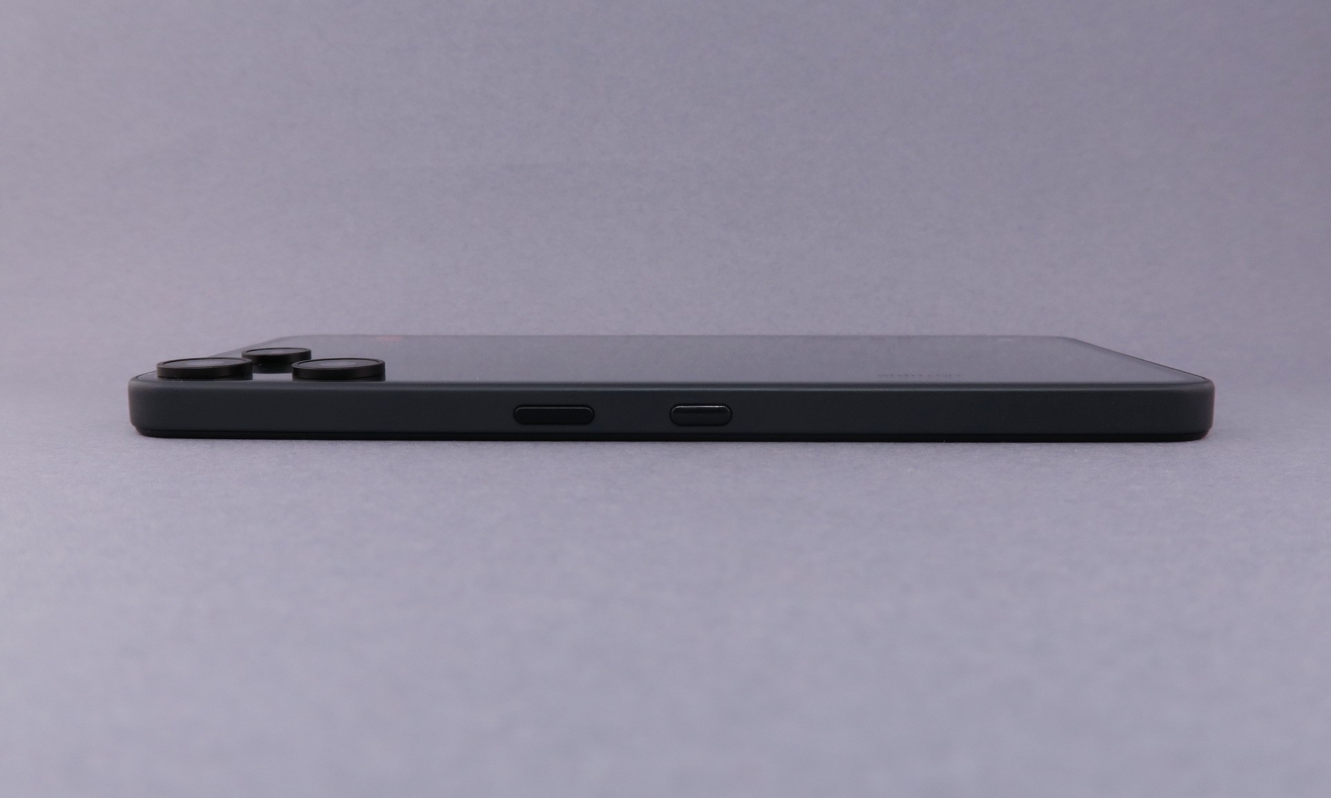 右側面には電源キー（写真内左側）とEssential Keyを備える。電源キーの位置が近いため、誤ってEssential Keyを押してしまうことも少なくない