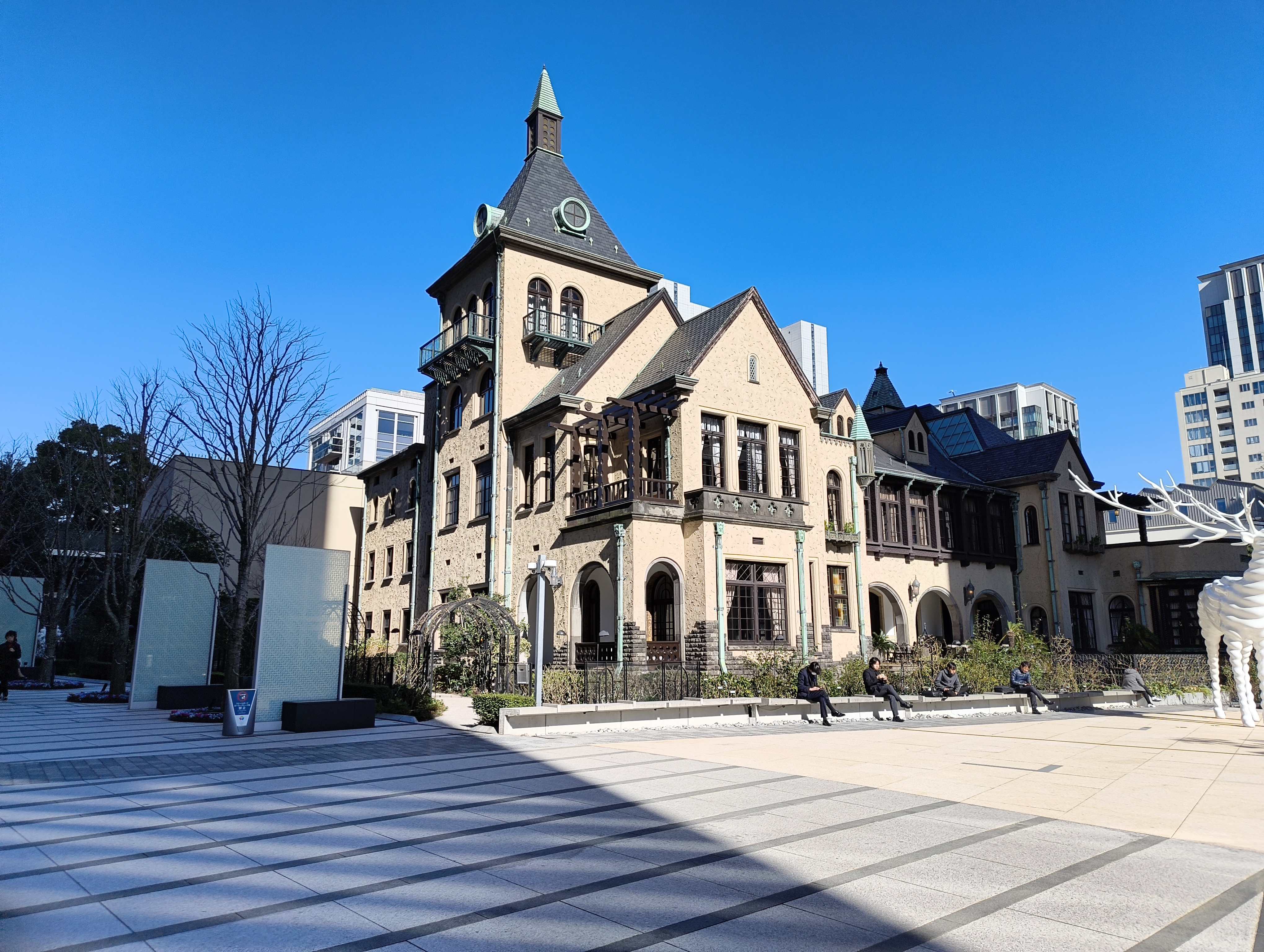 広角メインカメラで建物を撮影。左側の日陰のエリアも含め、バランス良く撮影できている