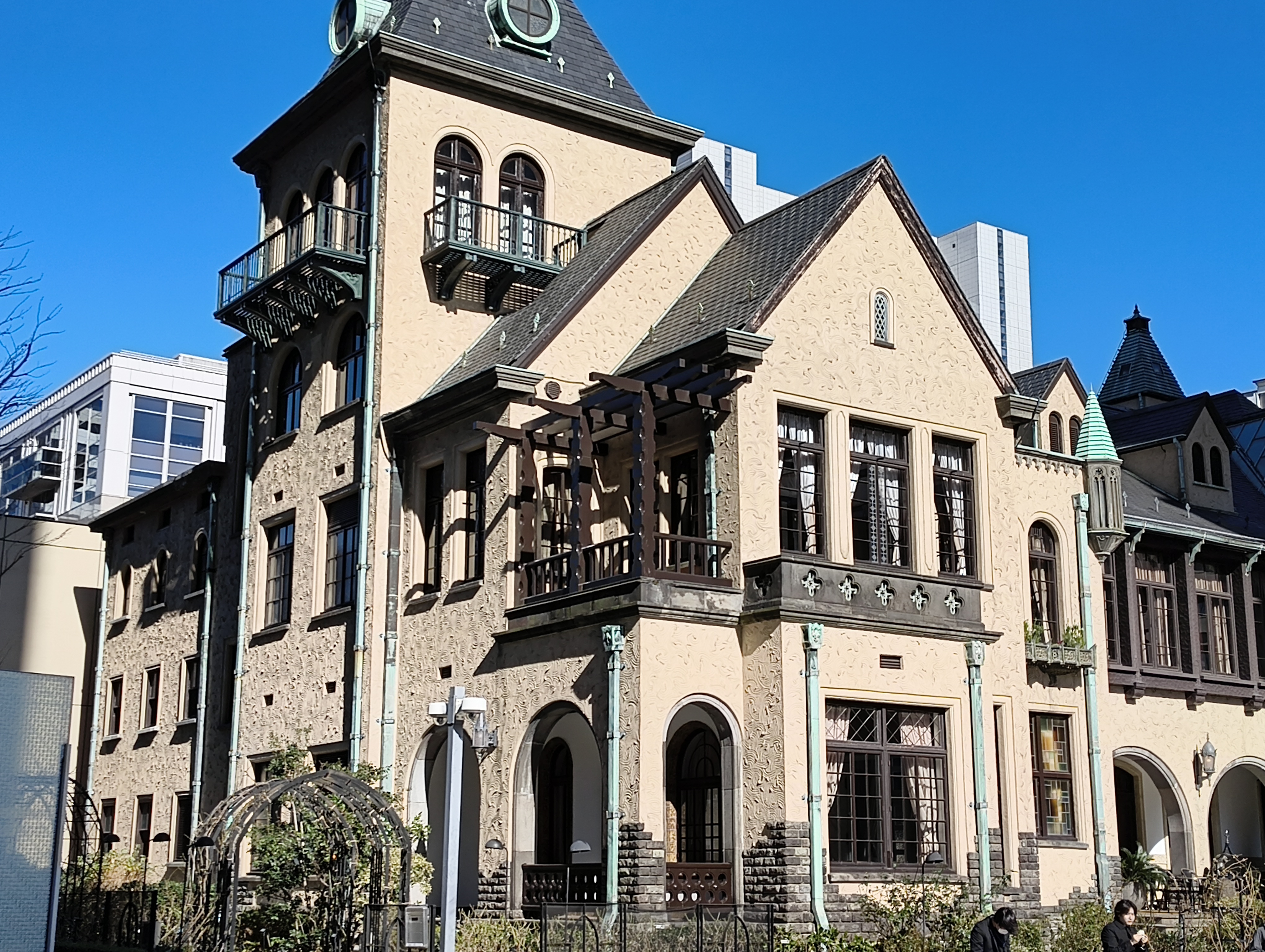 同じ位置で2倍ズーム（［2x］）に切り替えて撮影。建物の輪郭もしっかりと再現されている