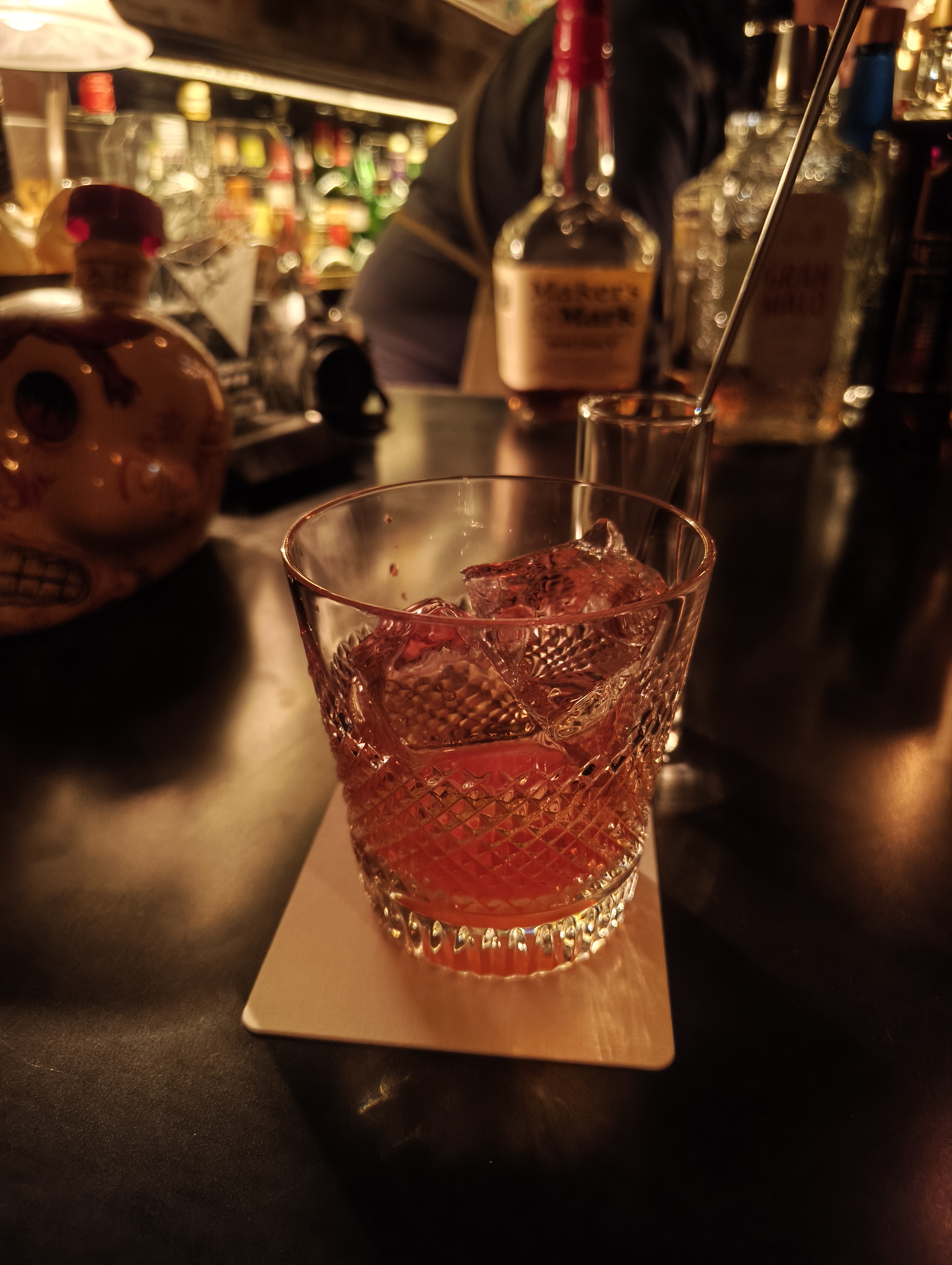 薄暗いバーで撮影。カクテルの色合いやグラスの凹凸加工もきれいに撮影できている