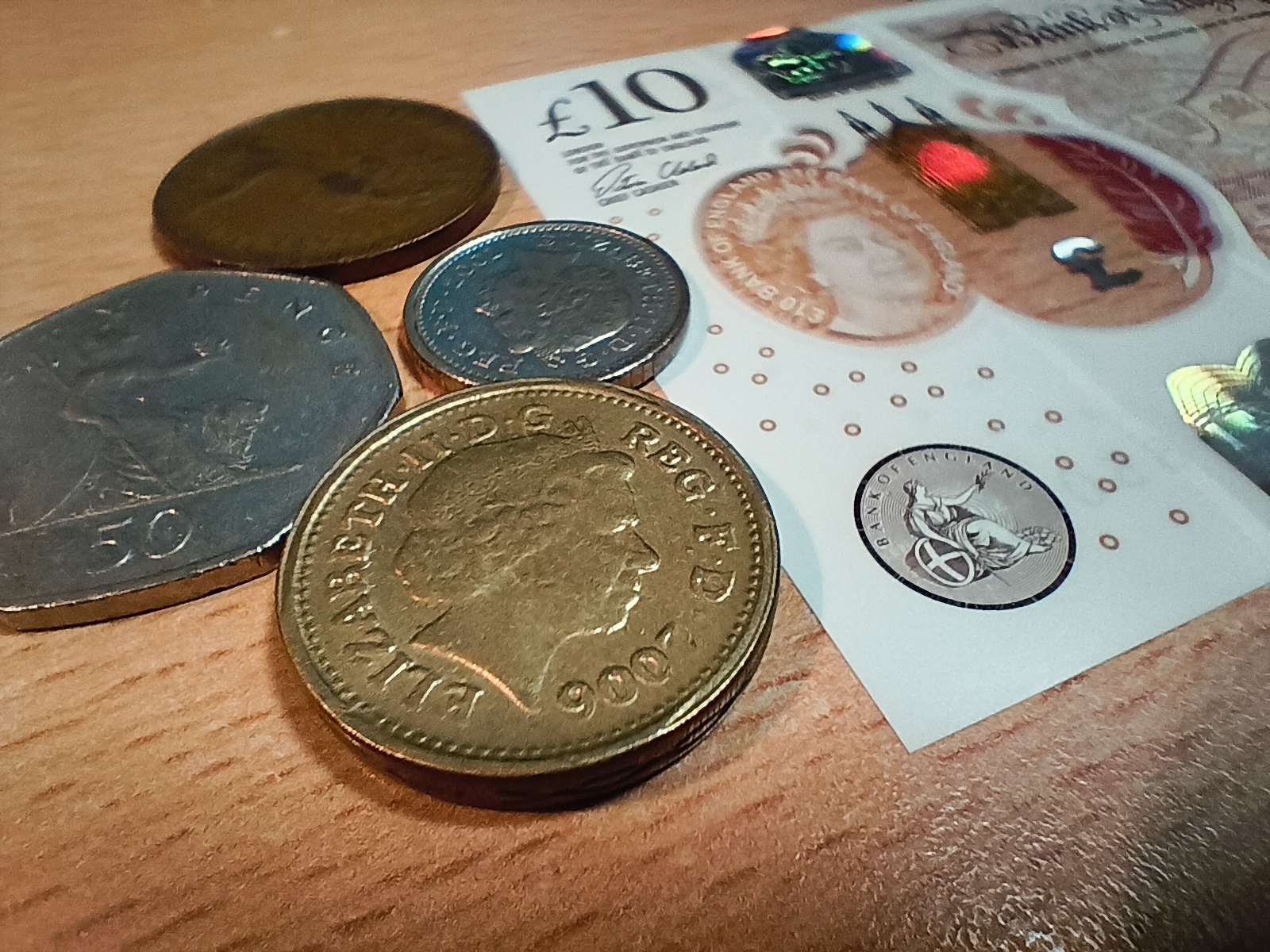 マクロモードで硬貨や紙幣を撮影。約4cmが適正距離だが、もう少し寄って撮ってしまう