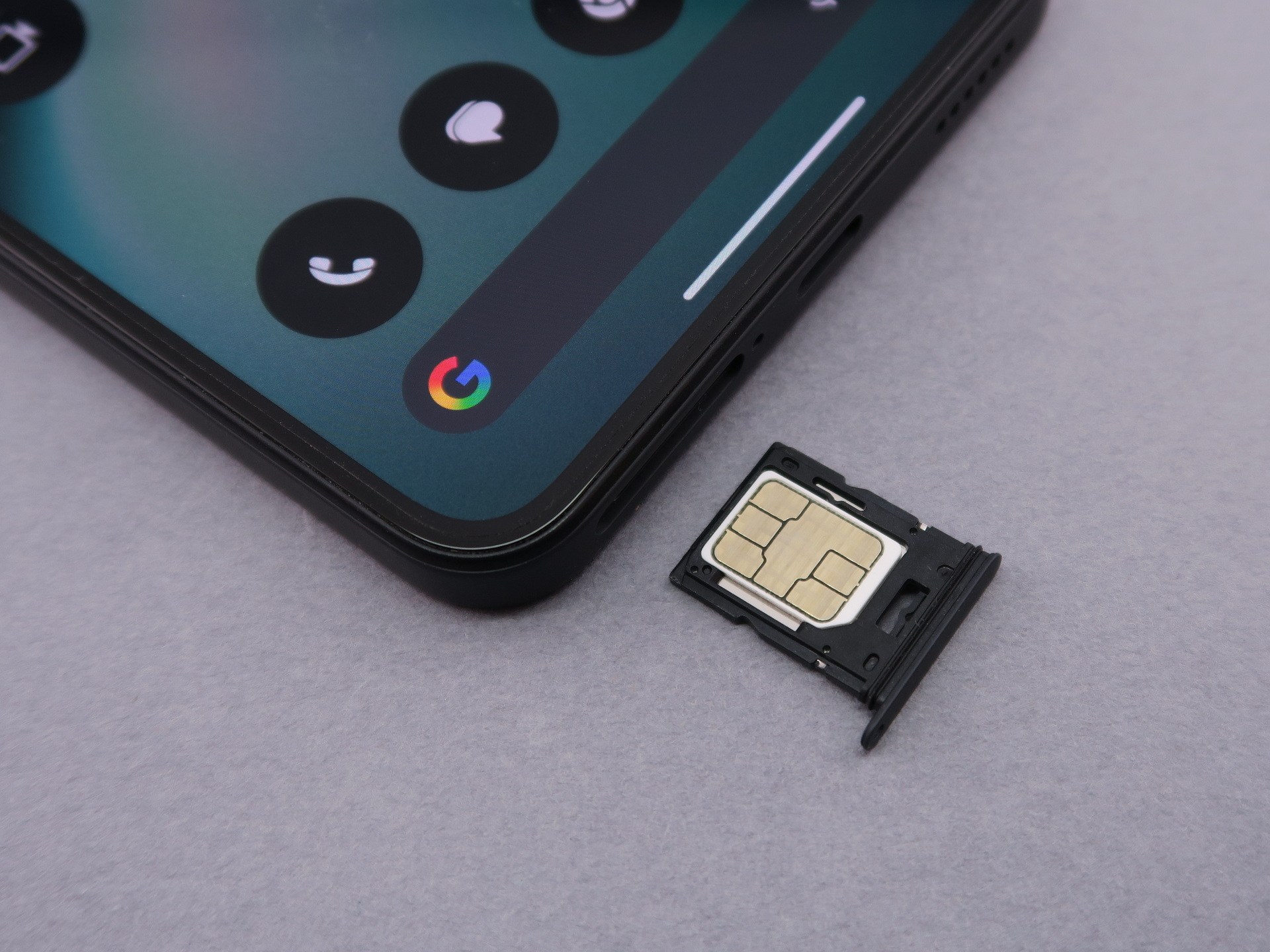 本体下部のSIMカードスロットにnanoSIMカードを1枚、装着可能。eSIMに対応。microSDメモリーカードはSIMカードトレイの裏側に装着