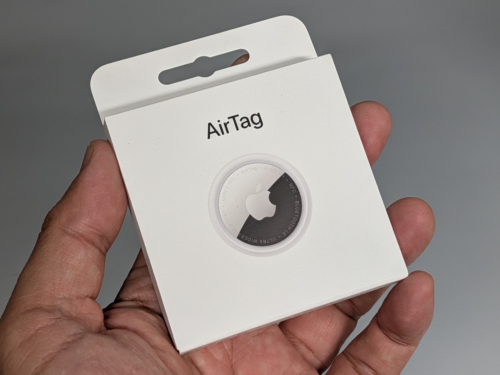 パッケージには単に「AirTag」としか書かれておらず新旧の区別はつかない