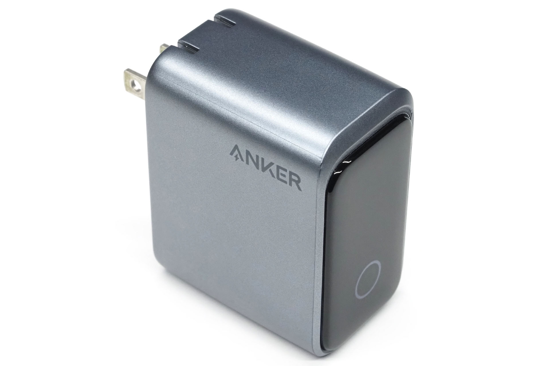 Anker Prime Charger (160W, 3 Ports)は最大合計出力160WのUSB急速充電器。サイズは約65×52×35mmで、重さは約220g。世界最小クラスの高出力USB急速充電器だ（単ポート最大140W出力以上に対応している2ポート以上搭載の充電器において、2025年9月時点 / Anker調べ）。