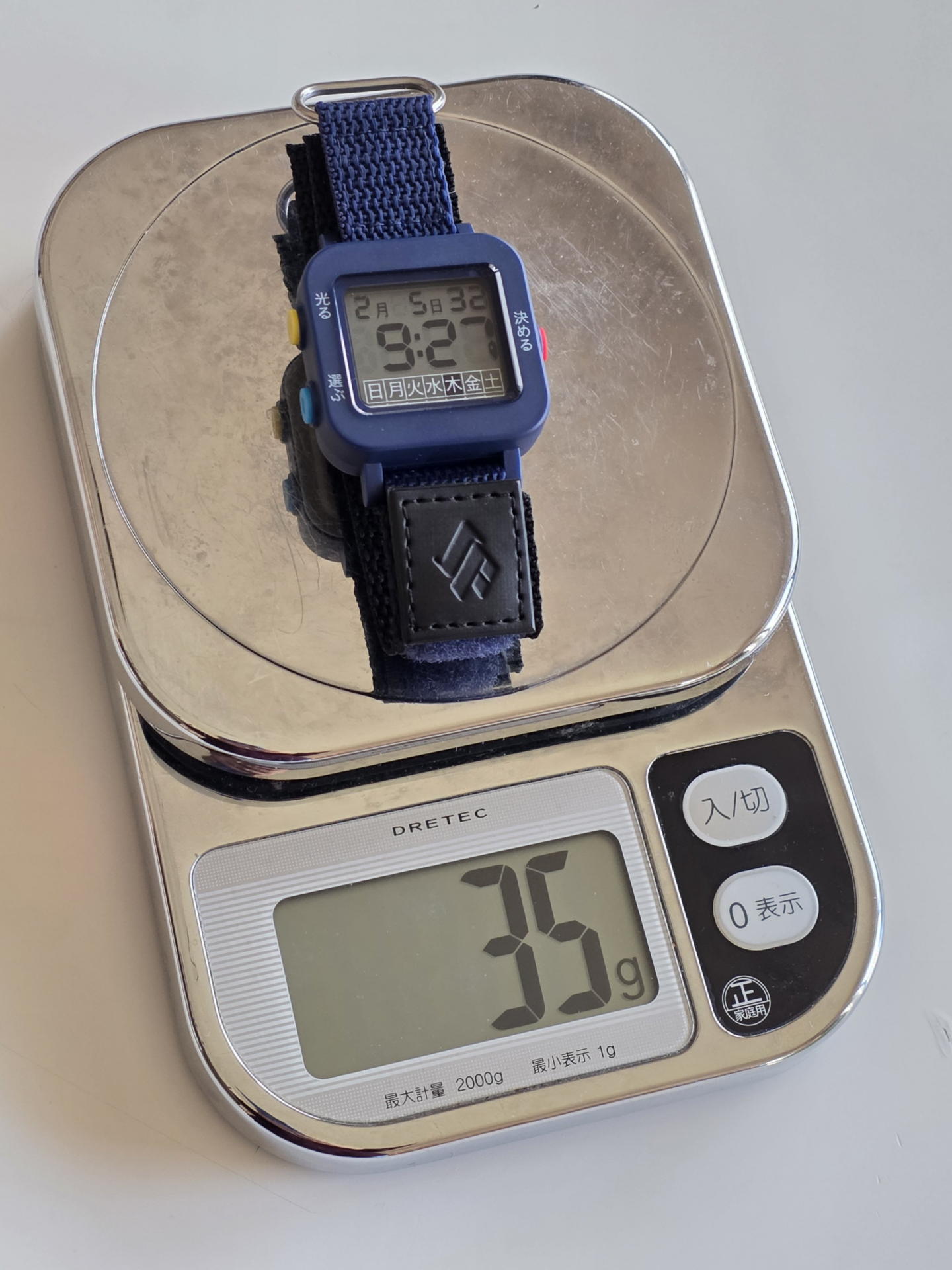 デジタルスケールでの実測値。わずか35gという軽さは、装着していることを忘れさせる