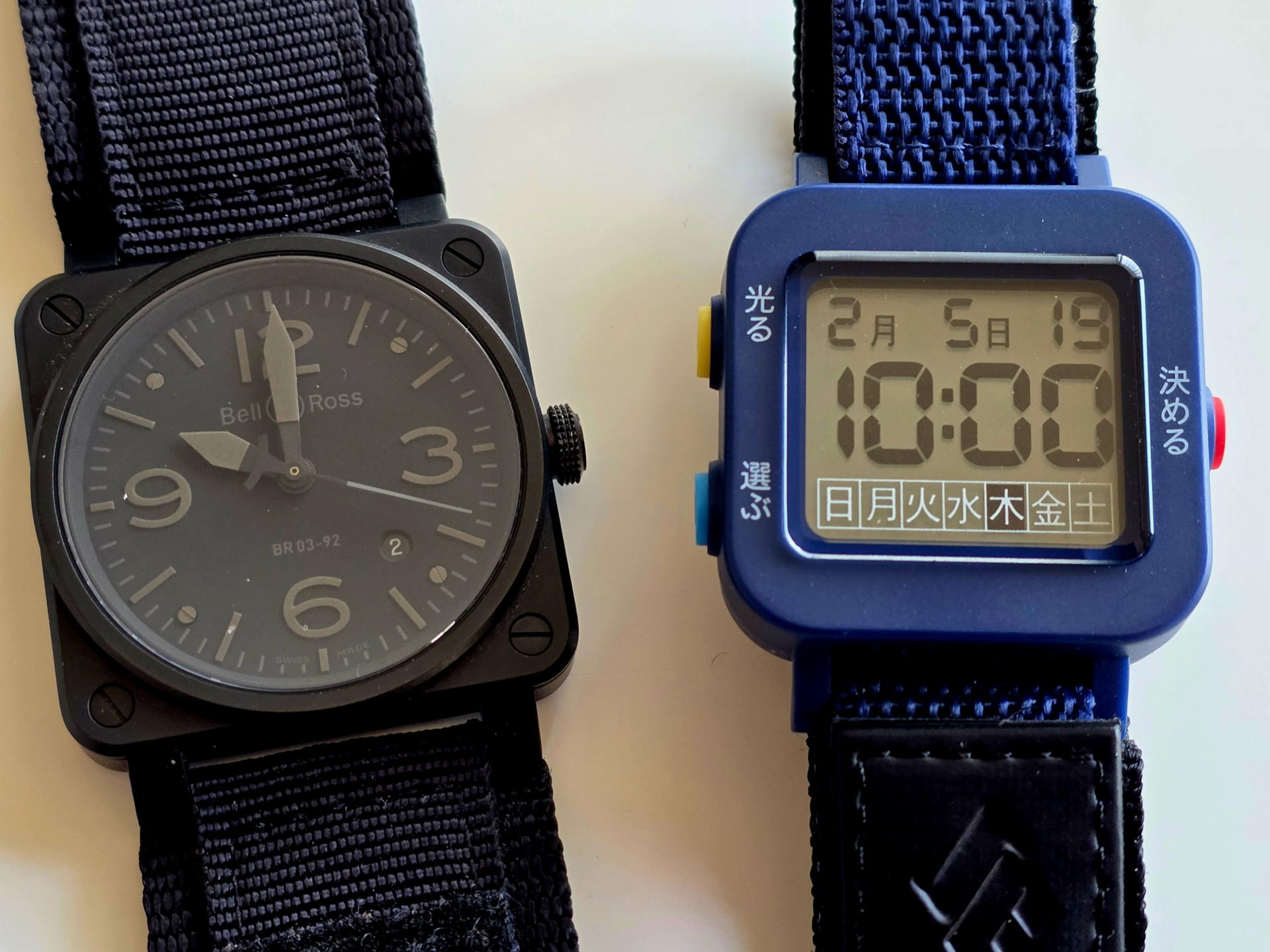 Bell & Rossとの比較。どちらも「四角い」筐体だが、その思想は真逆にある