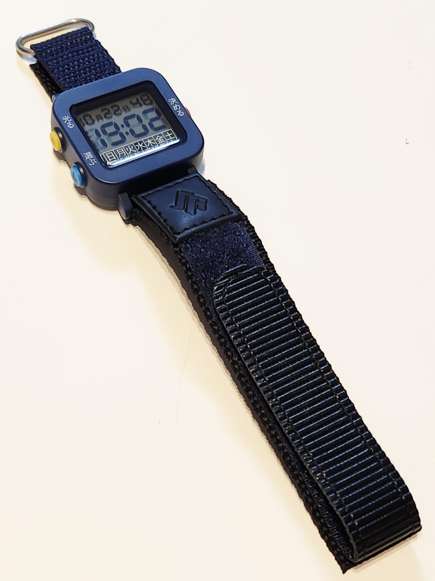 ベルクロ（面ファスナー）仕様のナイロンストラップ。微調整が容易だ