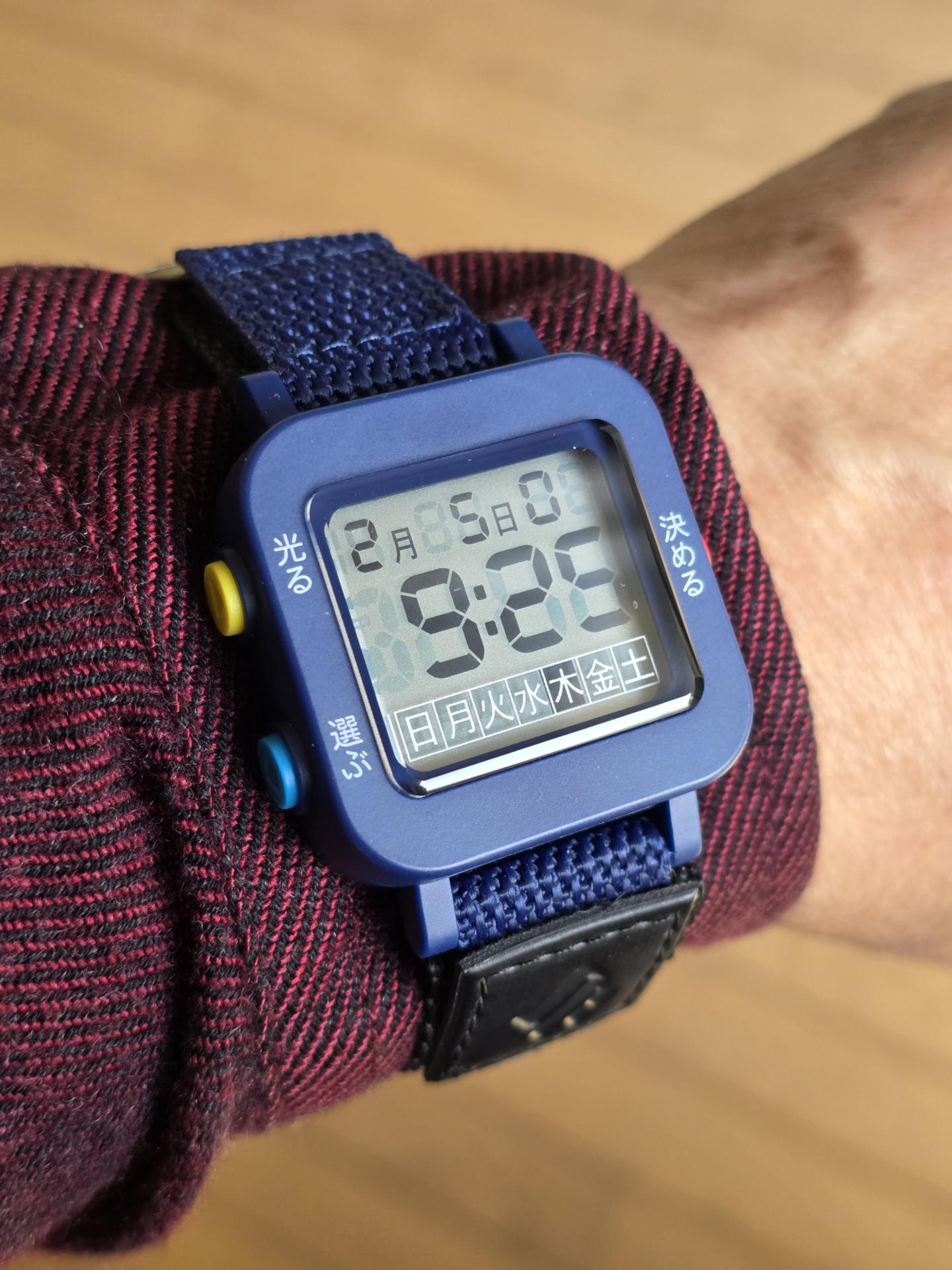 海外ブランドのアナログ時計もサイズに関わらず視認性の確保の考え方は同じだ左側はキッズ腕時計