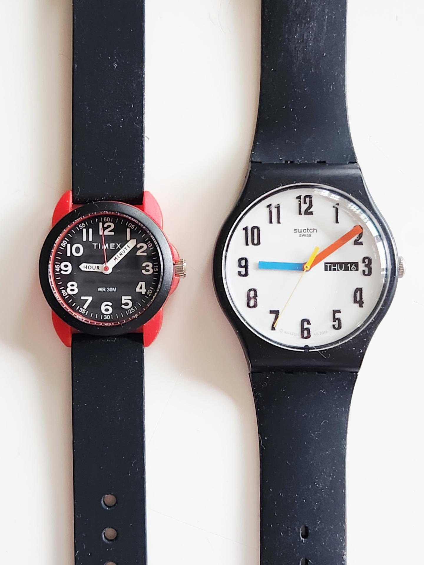 実際に装着した様子。シャツの袖口から覗く大きな数字は、一瞥しただけで時刻を脳に届けてくれる