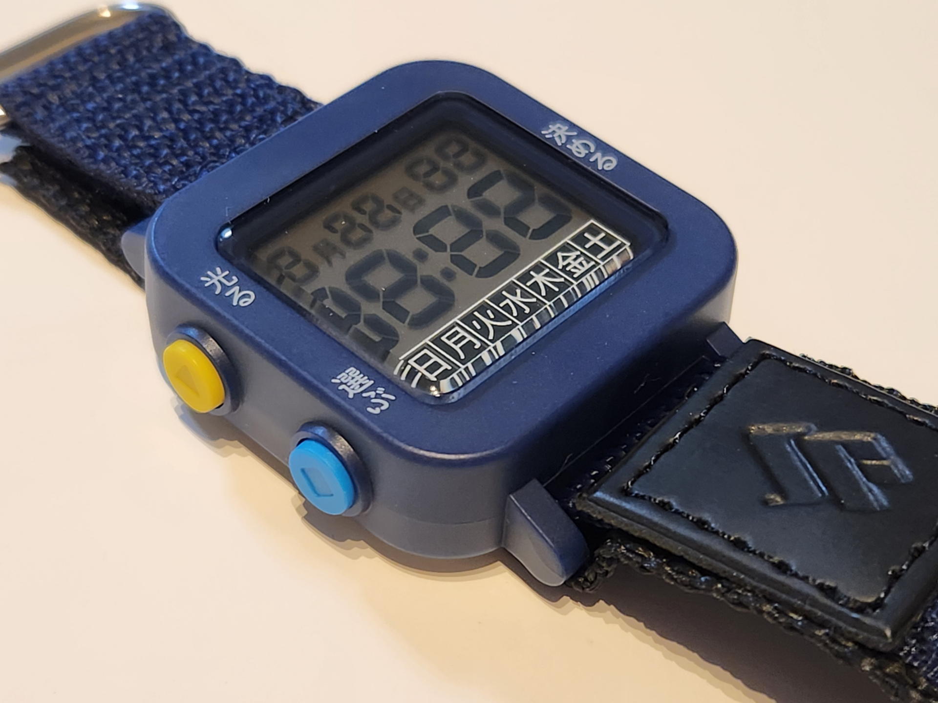 本体左側には、黄色い「光る」ボタンと、青い「選ぶ」ボタンが配置されている