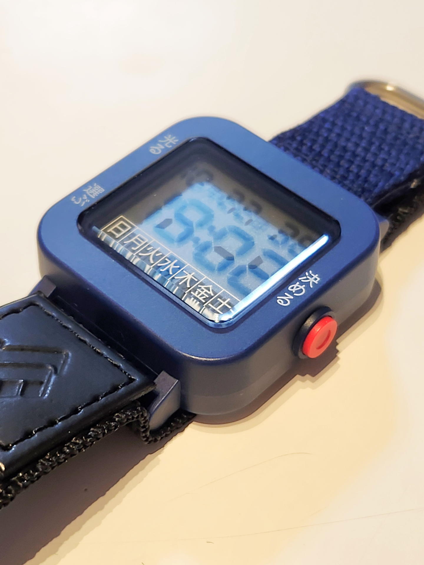 本体右側には、赤い「決める」ボタン。色分けにより視覚的にも機能が判別しやすい