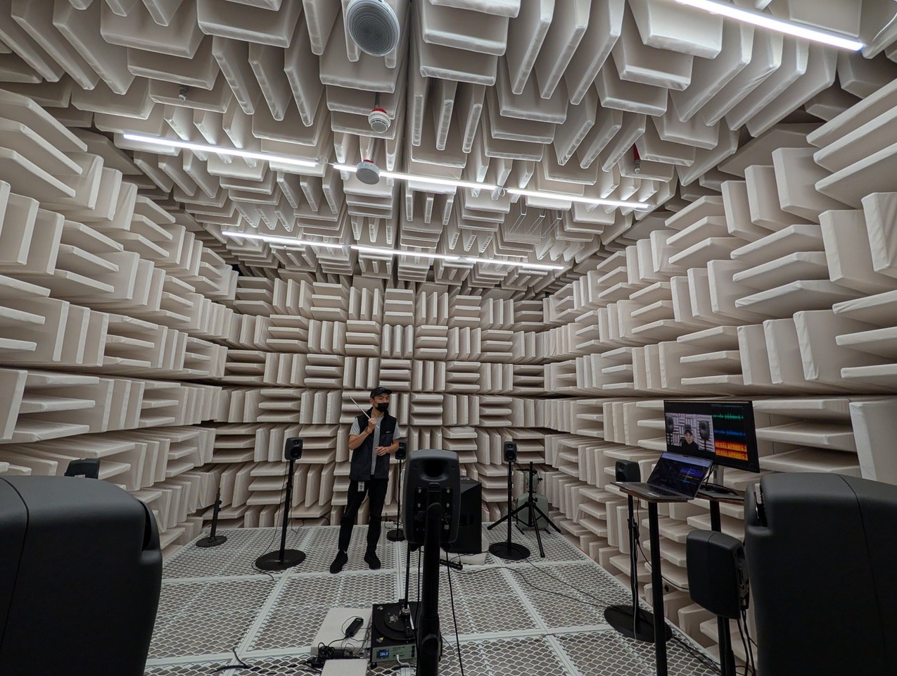 ノイズがあるなか、Pixelのカメラが音声を収録できるかを試す無響室