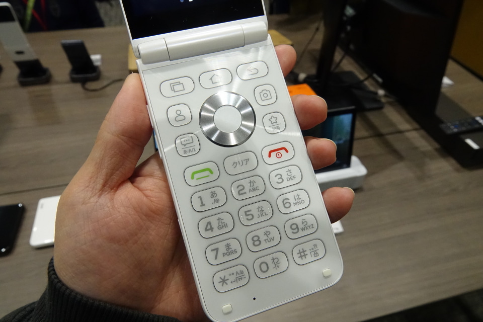 韓国メーカー「ALT」が日本に登場、テンキー付き折りたたみケータイ型