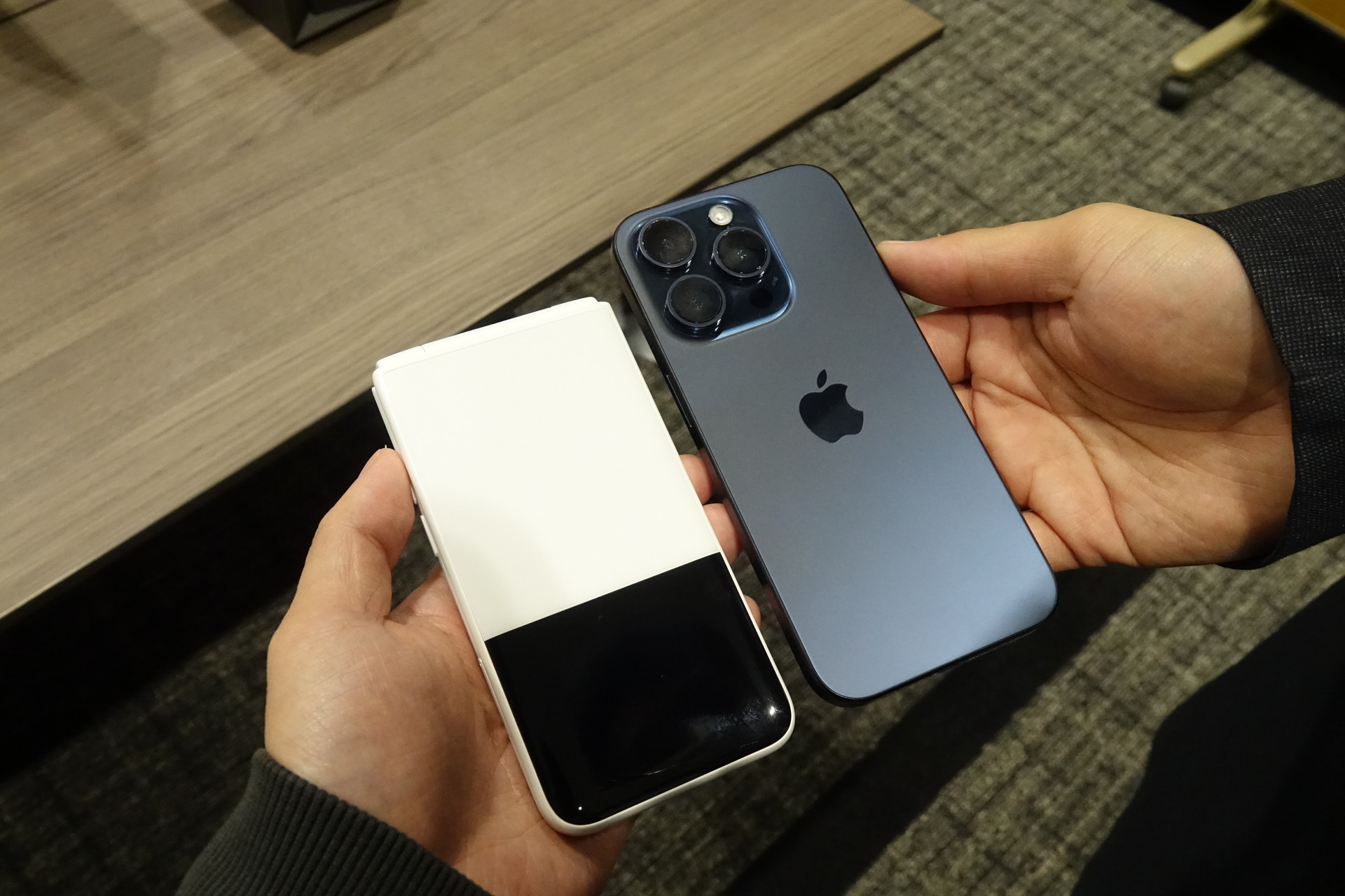 右はiPhone 15 Pro