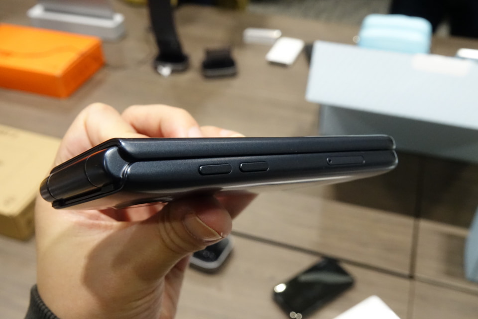 韓国メーカー「ALT」が日本に登場、テンキー付き折りたたみケータイ型