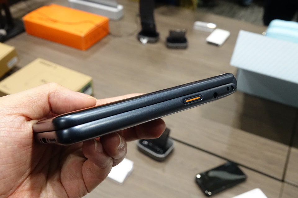 韓国メーカー「ALT」が日本に登場、テンキー付き折りたたみケータイ型