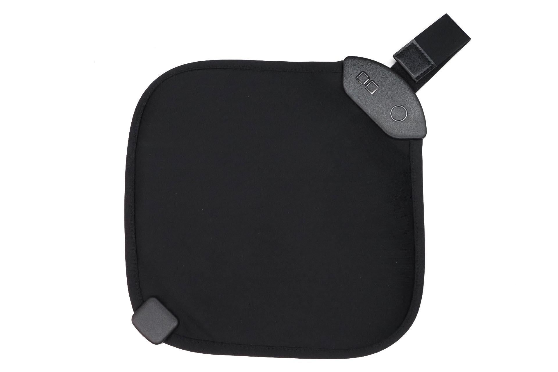 片側には電源ボタンなどを備えた回路部がある。こちら側が体に当たるようにして、衣服に装着する。下にあるのは給電用のUSB Type-Cポート。モバイルバッテリーなど電源は、本体のポケットに入れても、給電用USB Type-Cポート経由で本体から離れた位置にセットしてもいい。