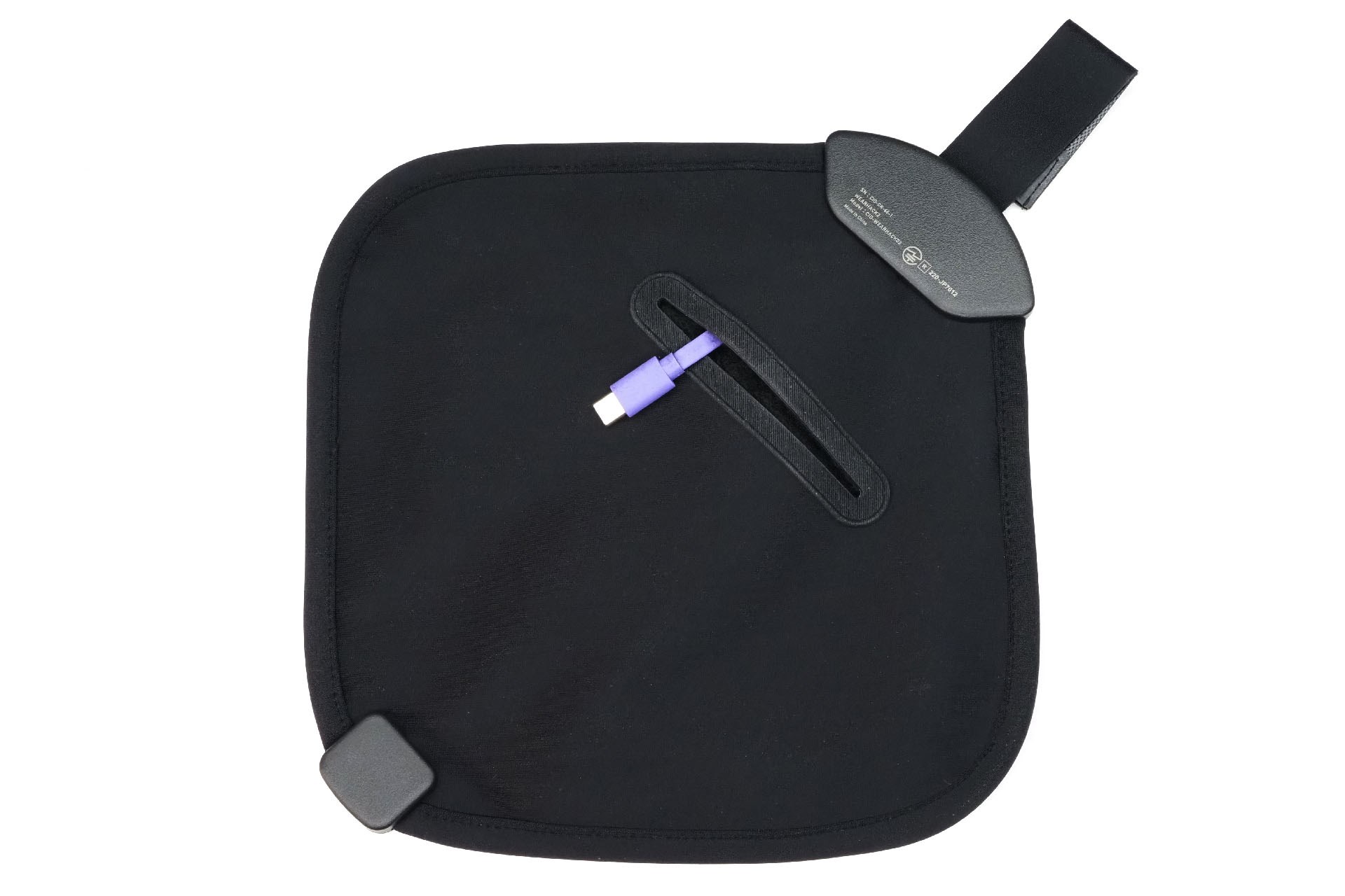 もう片側にはモバイルバッテリー収納用のポケット（内部にUSB Type-C端子の電源用ケーブル/固定）がある。CIOの「SMARTCOBY SLIM」シリーズのモバイルバッテリーがイイ感じで収まるサイズ感だ。