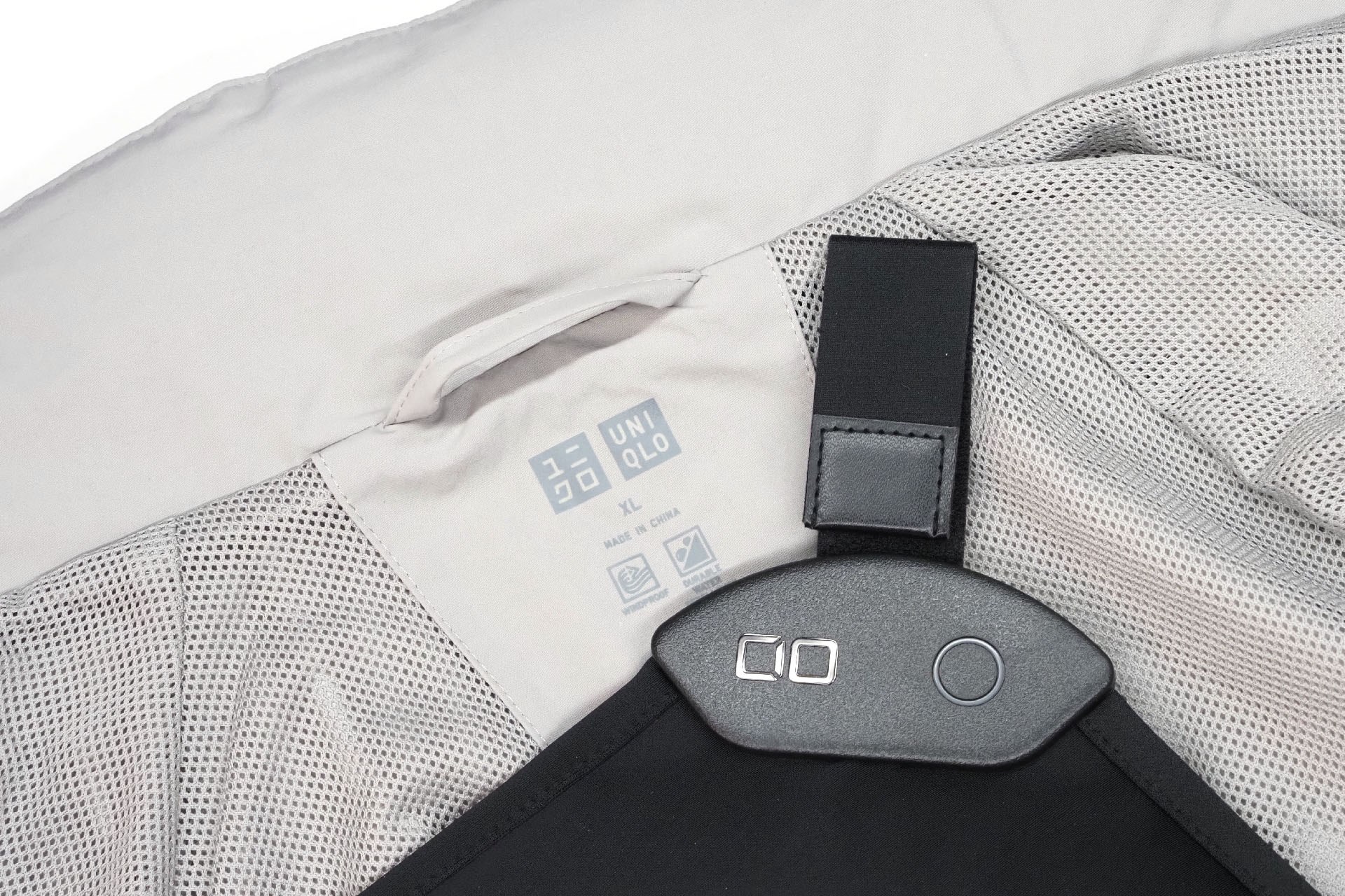 WEARHACK2はジャケットの「襟吊り」、「ハンガーループ」に装着して使う。