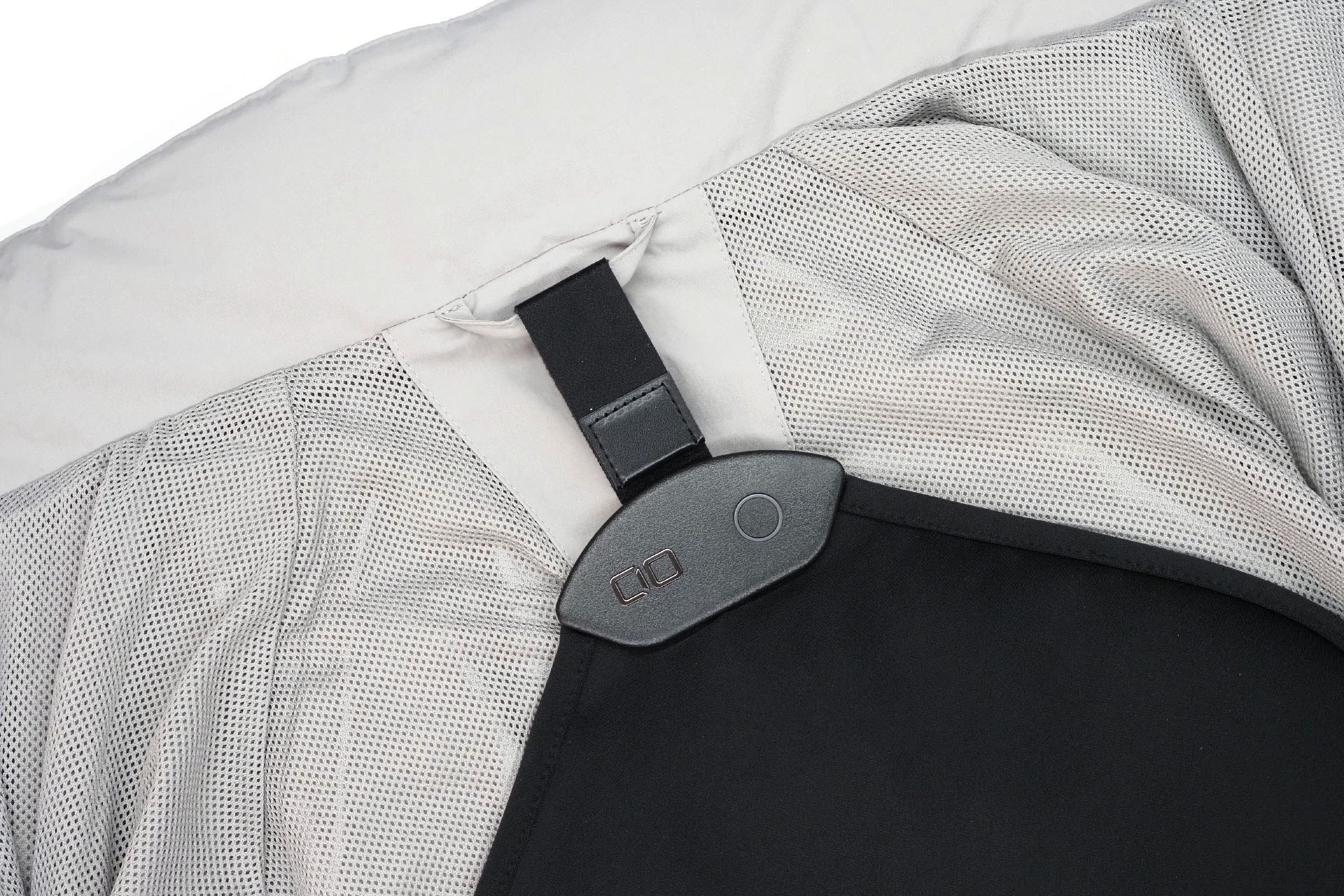 WEARHACK2の面ファスナー式バンドにより、ジャケットに吊った状態。