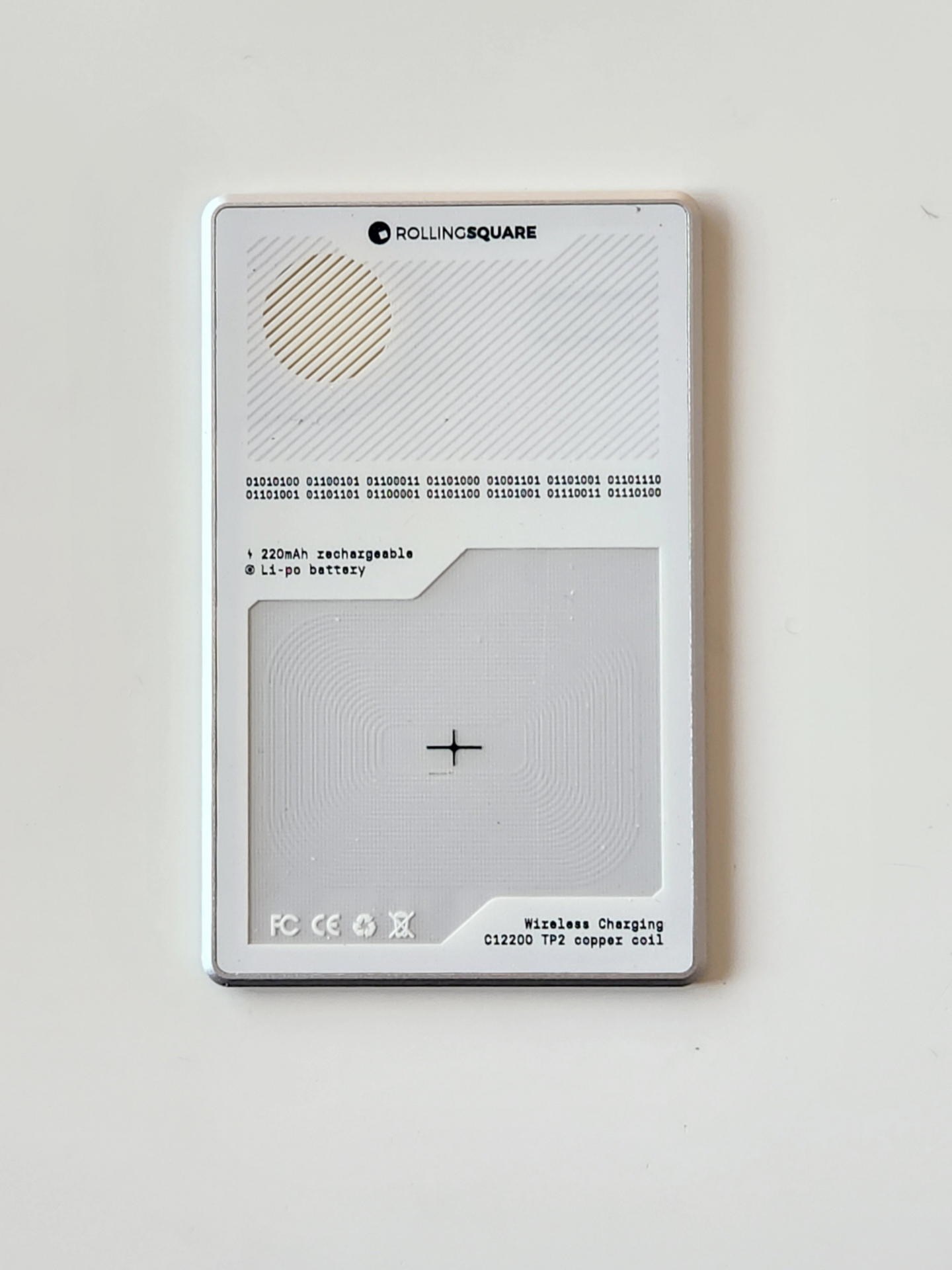 背面にはワイヤレス充電用のコイル。ギミック好きにはたまらないデザインだ。