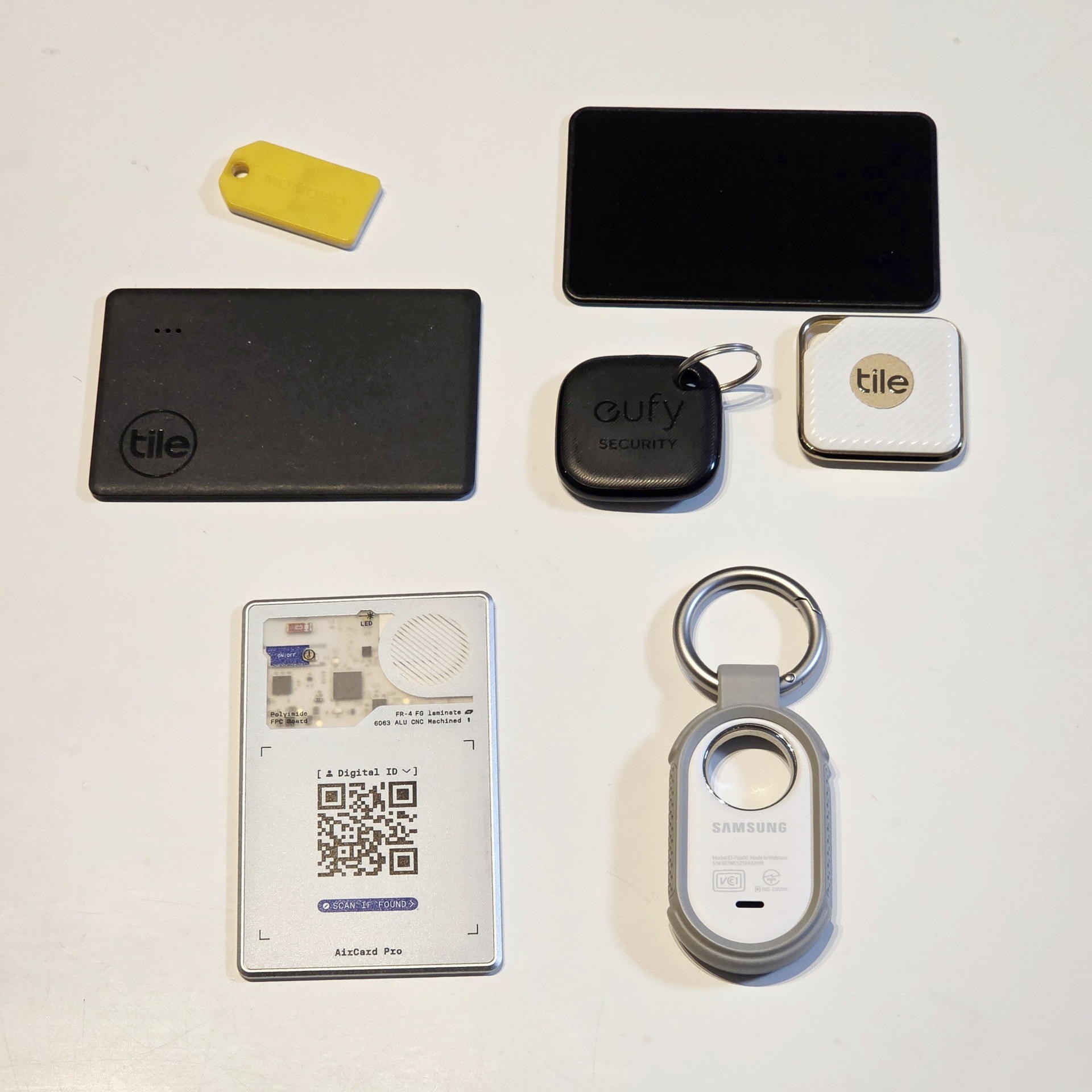 筆者のトラッカーコレクション。タグ型からカード型まで勢揃いだ。