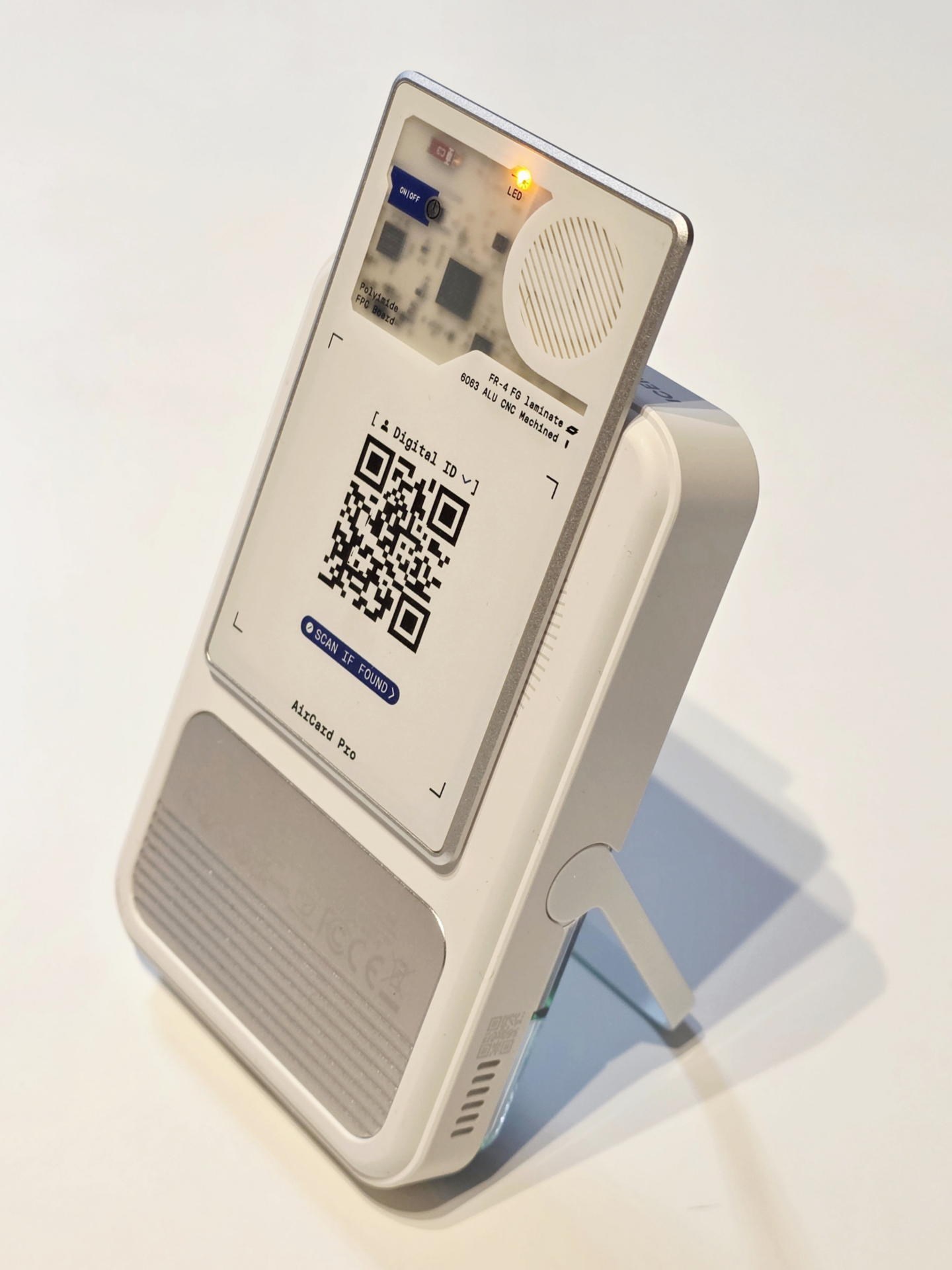 Qi充電器に立てかけた様子。LEDが点灯し、充電状態が一目で分かる。