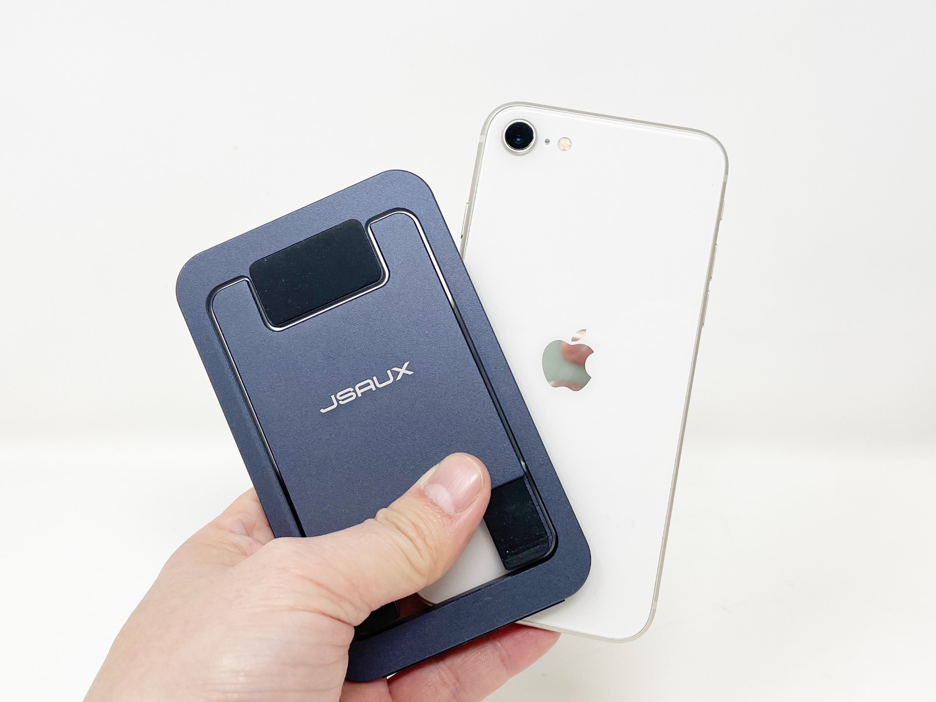 大きさはほぼカードサイズ。ただ厚みがあるのでお財布等には入りません。